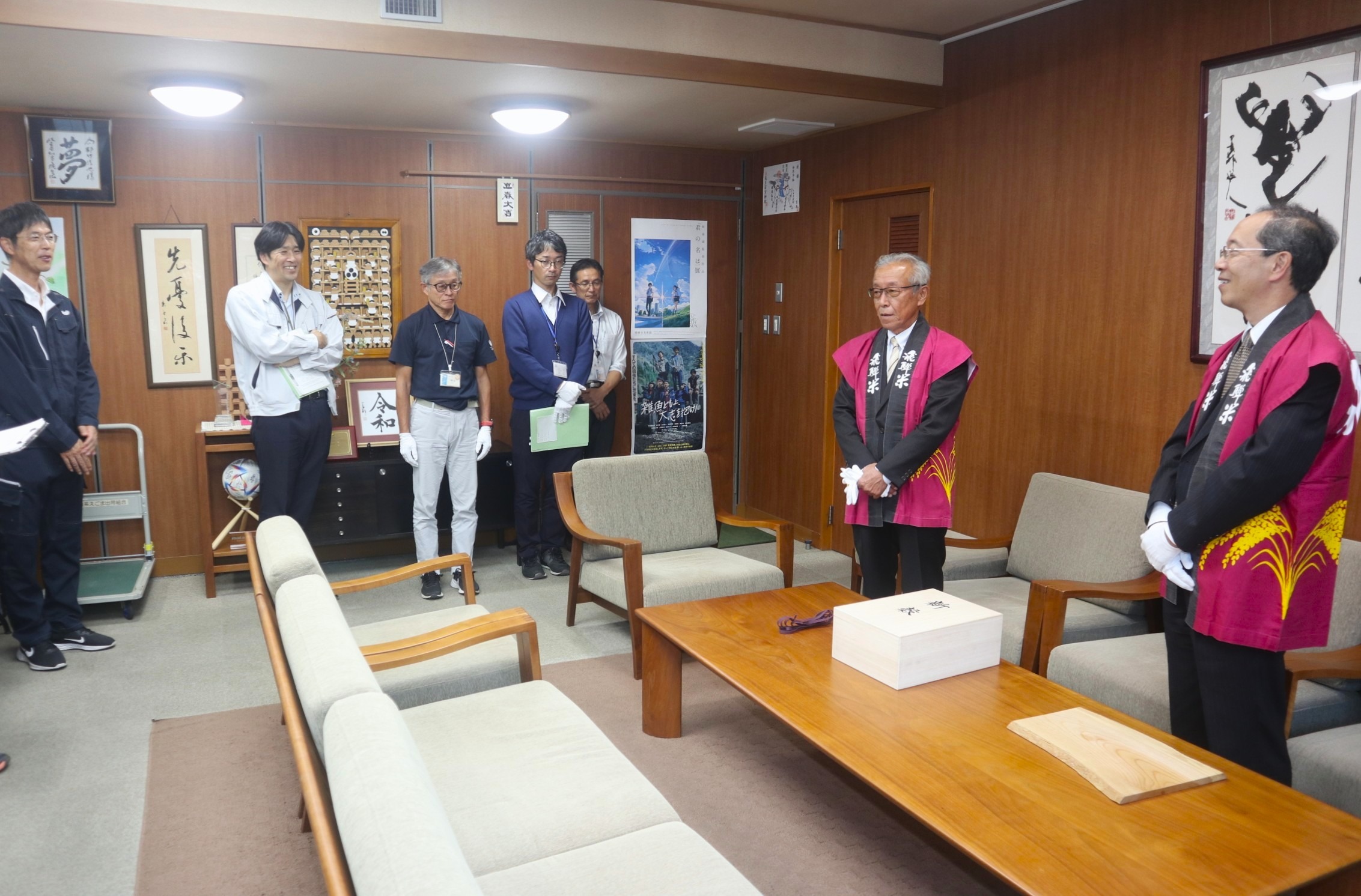 「新嘗祭」にお米を献上される古川町の田中さんが市長を表敬しました