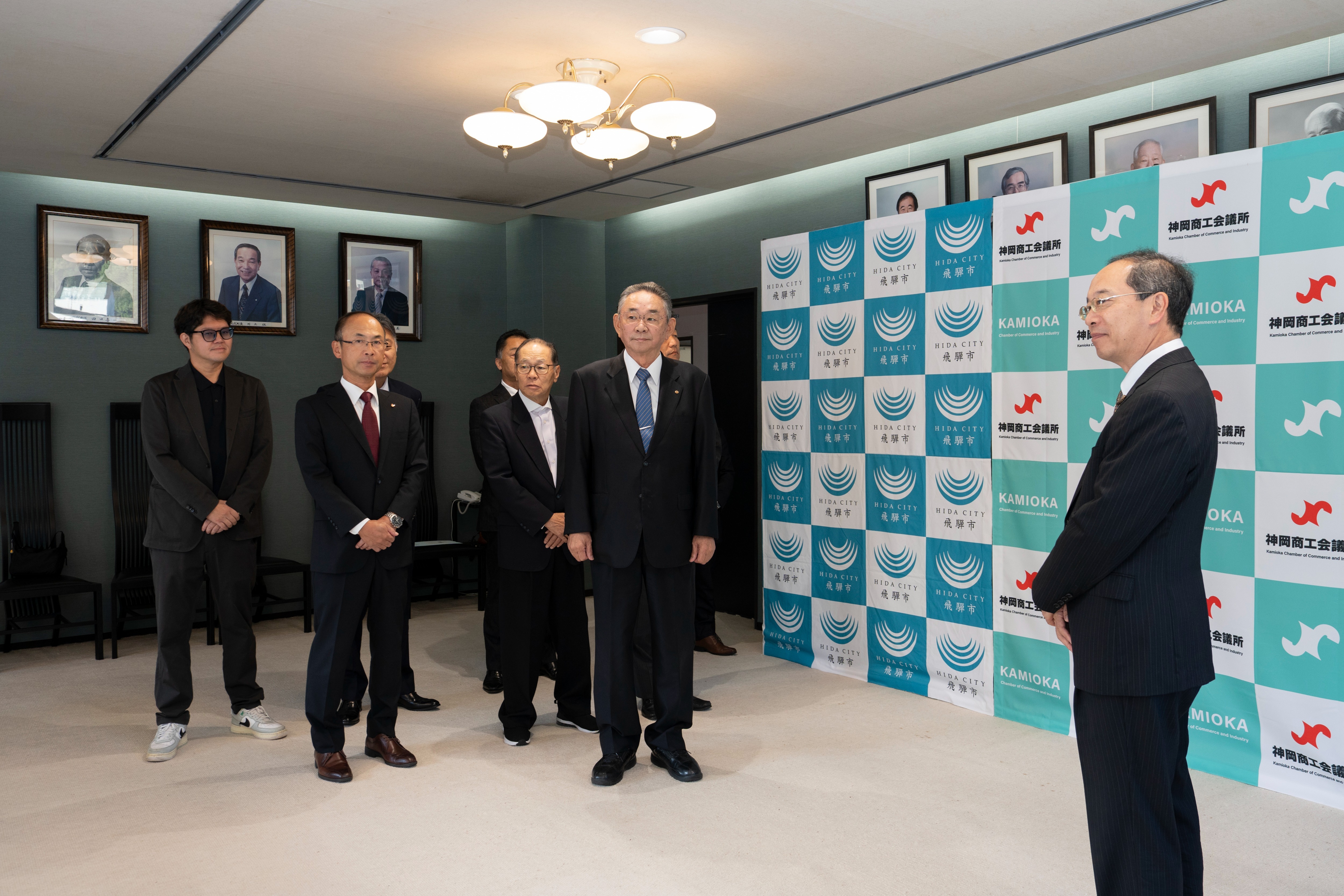 神岡商工会議所とご寄附をいただいた代表企業に感謝状を贈呈