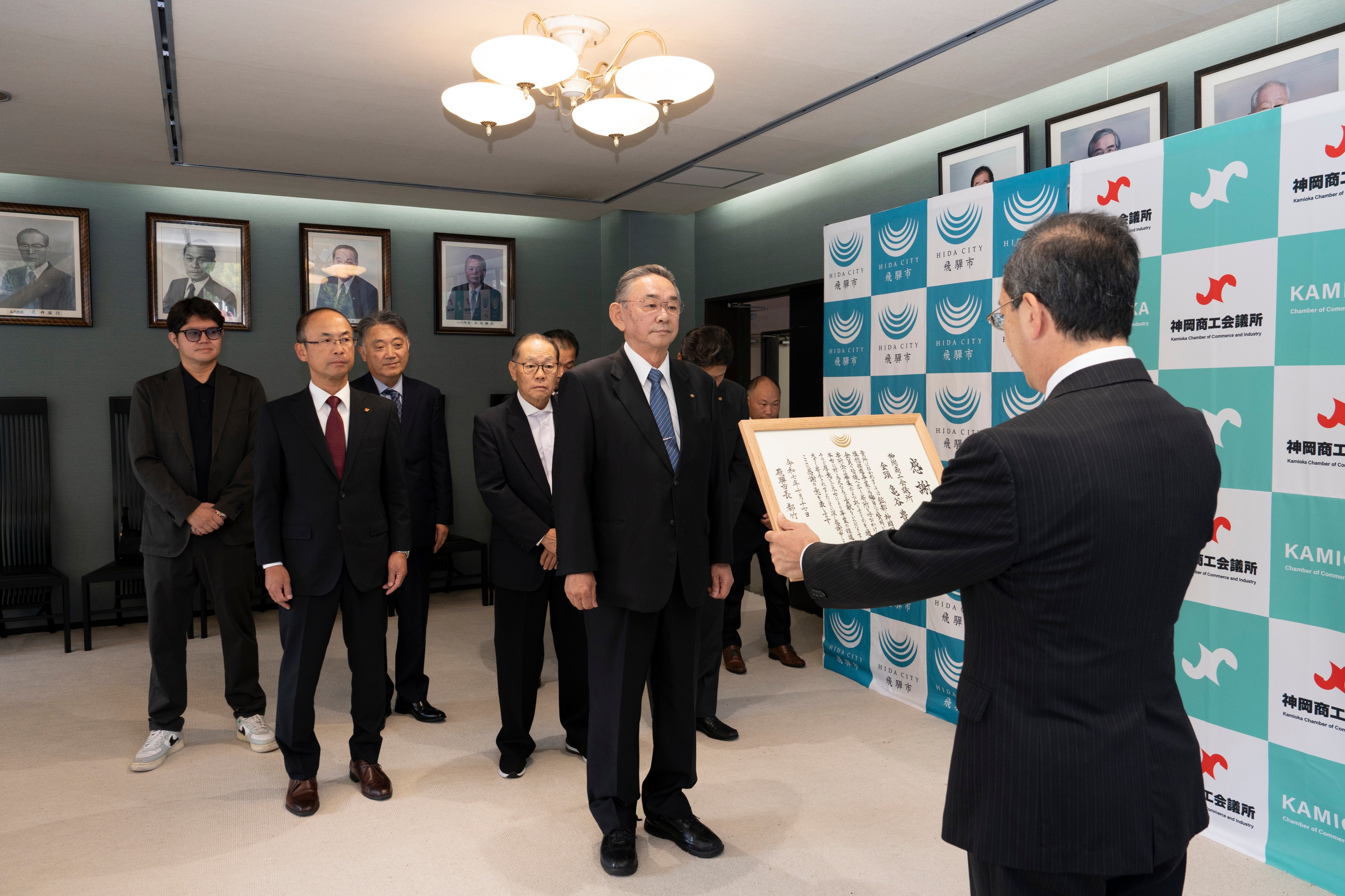 神岡商工会議所とご寄附をいただいた代表企業に感謝状を贈呈