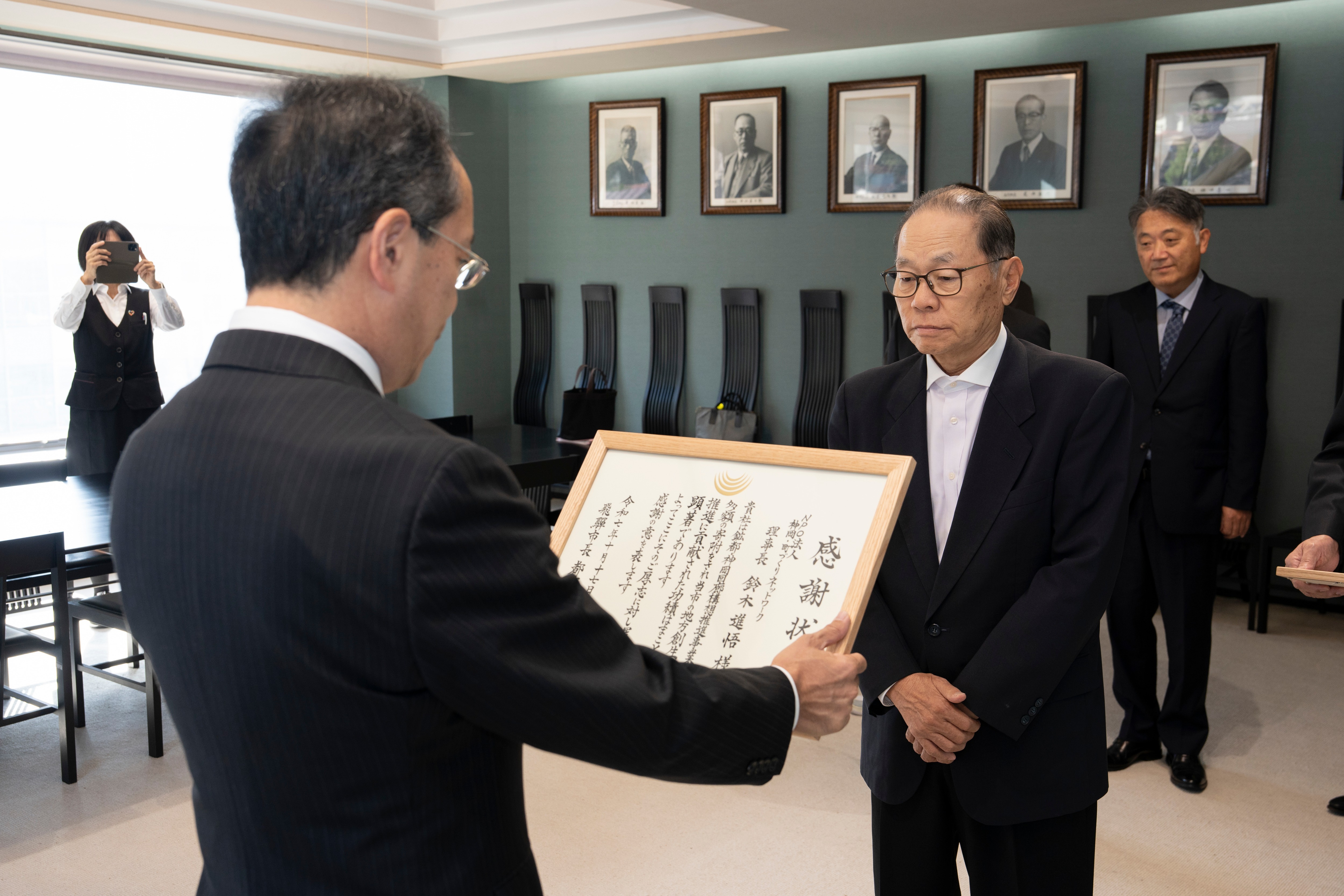 神岡商工会議所とご寄附をいただいた代表企業に感謝状を贈呈