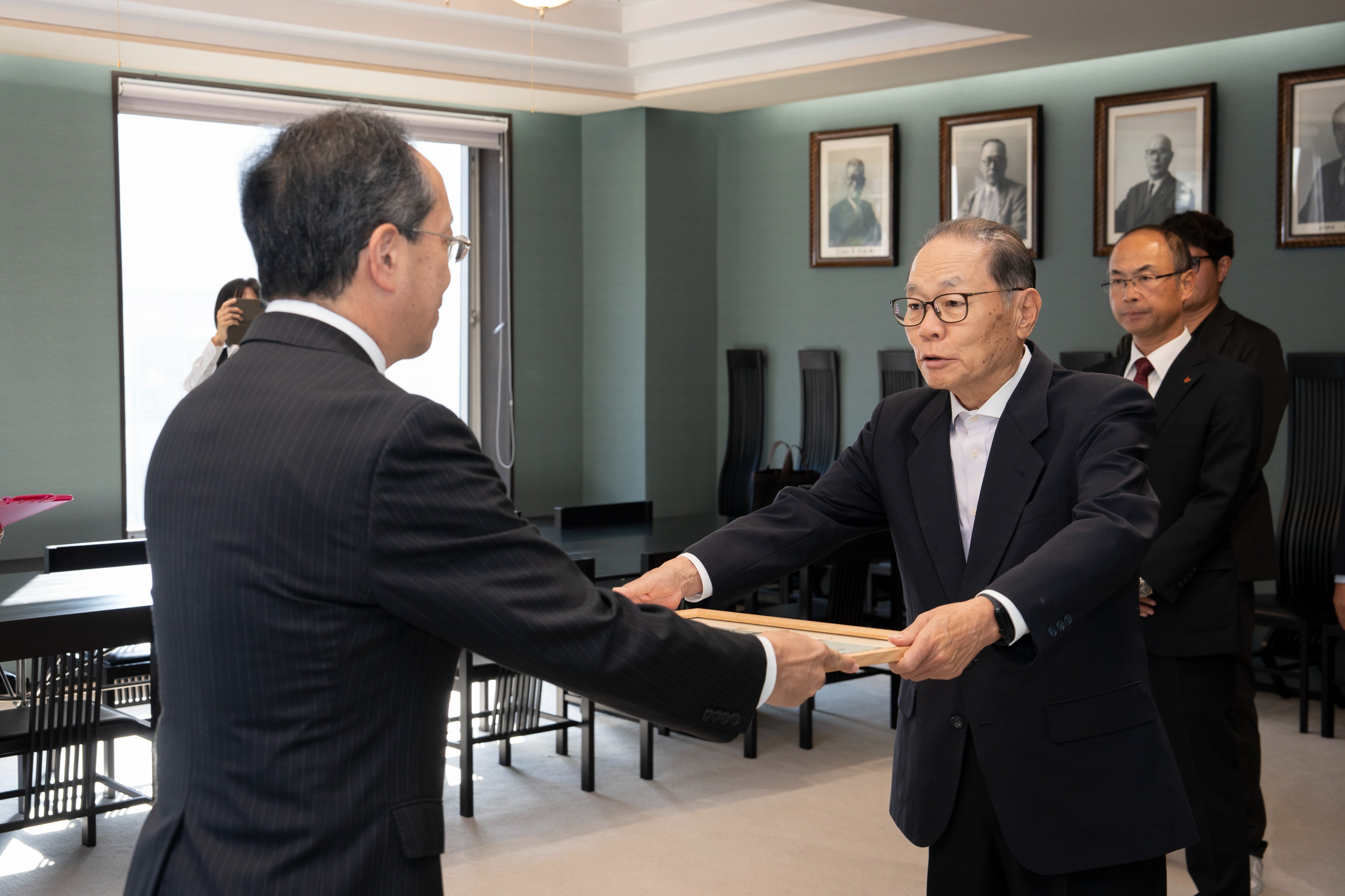 神岡商工会議所とご寄附をいただいた代表企業に感謝状を贈呈