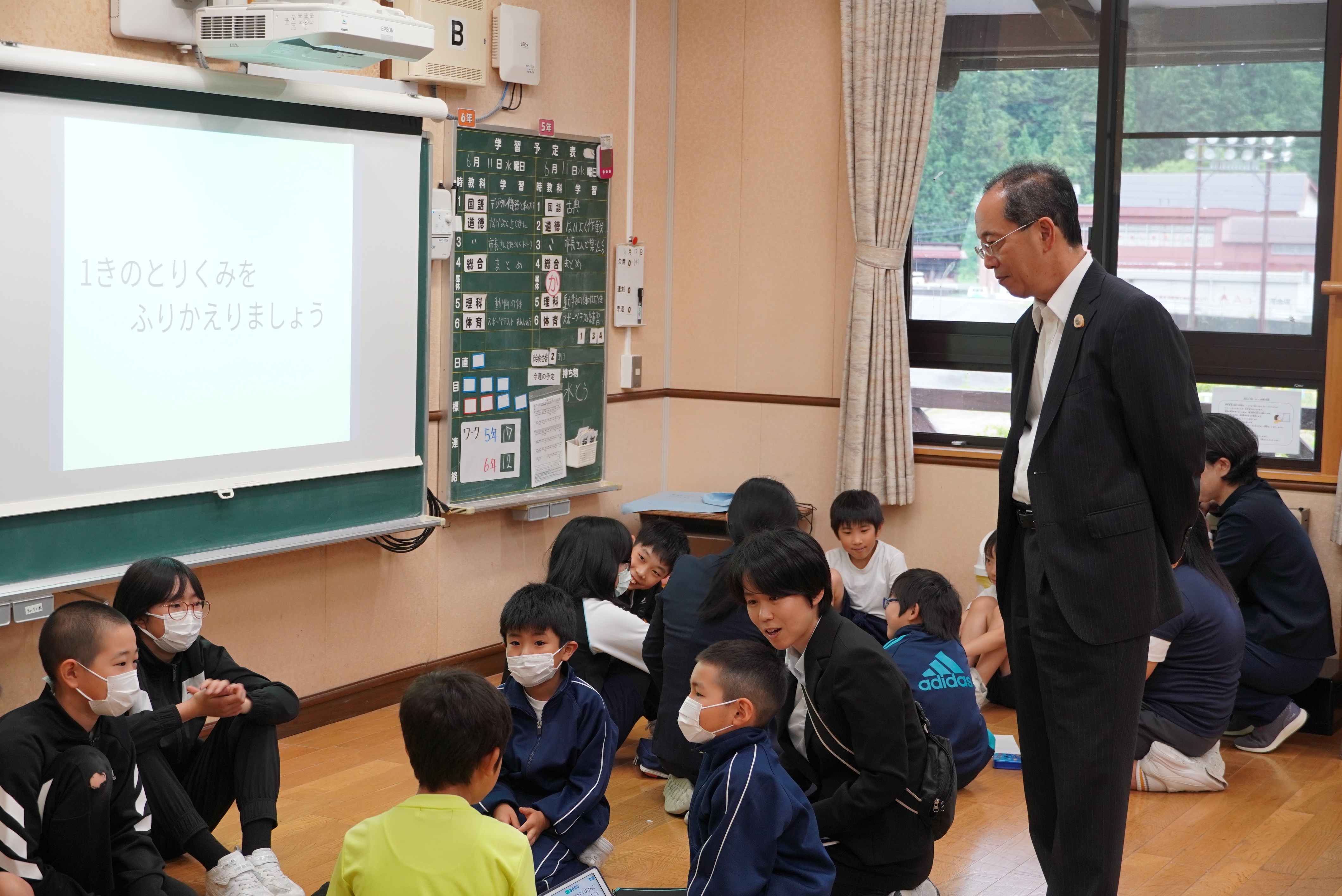 都竹市長が河合小学校を訪問し児童と語り合いました
