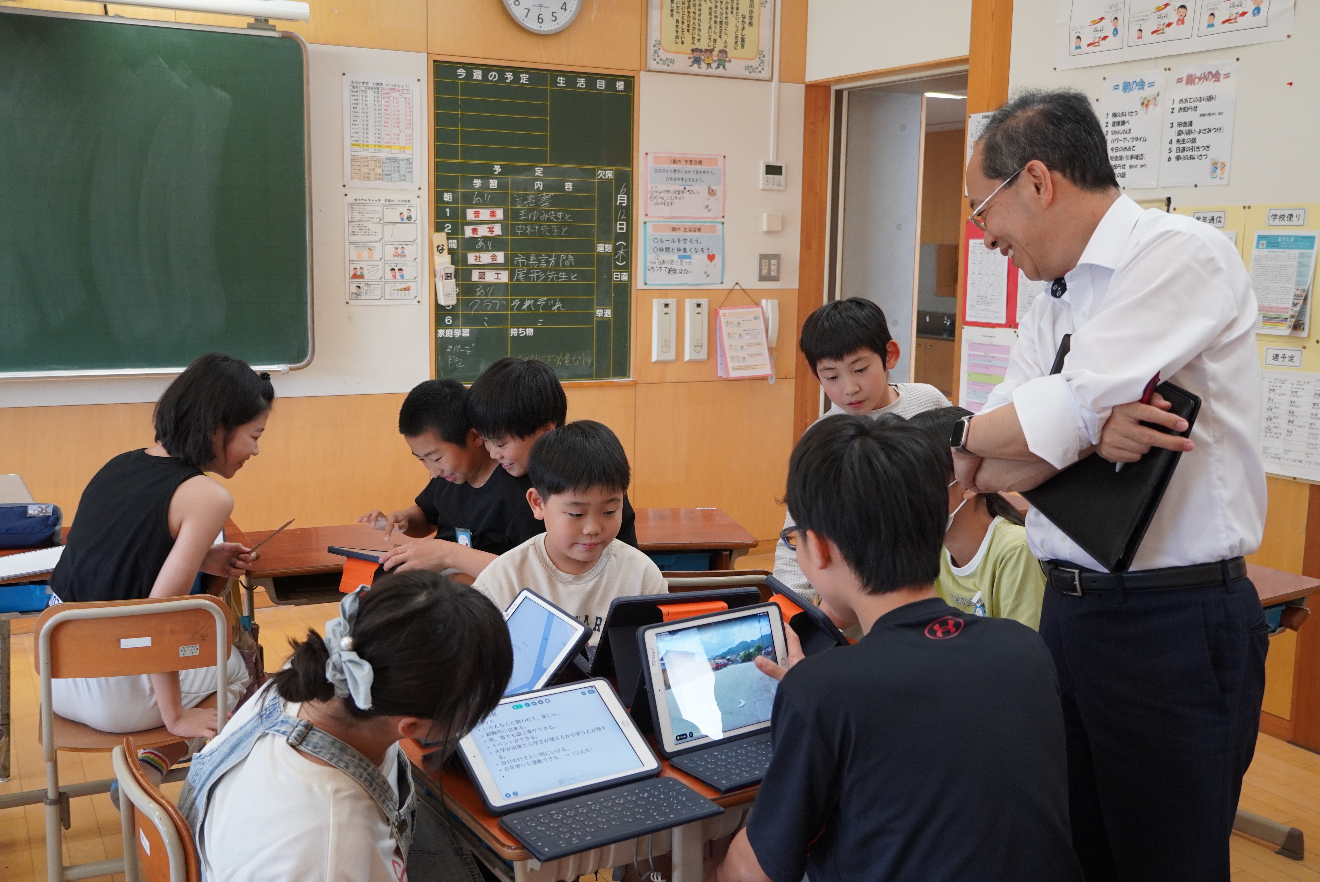 都竹市長と下出教育長が古川小学校を訪問し児童と語り合いました