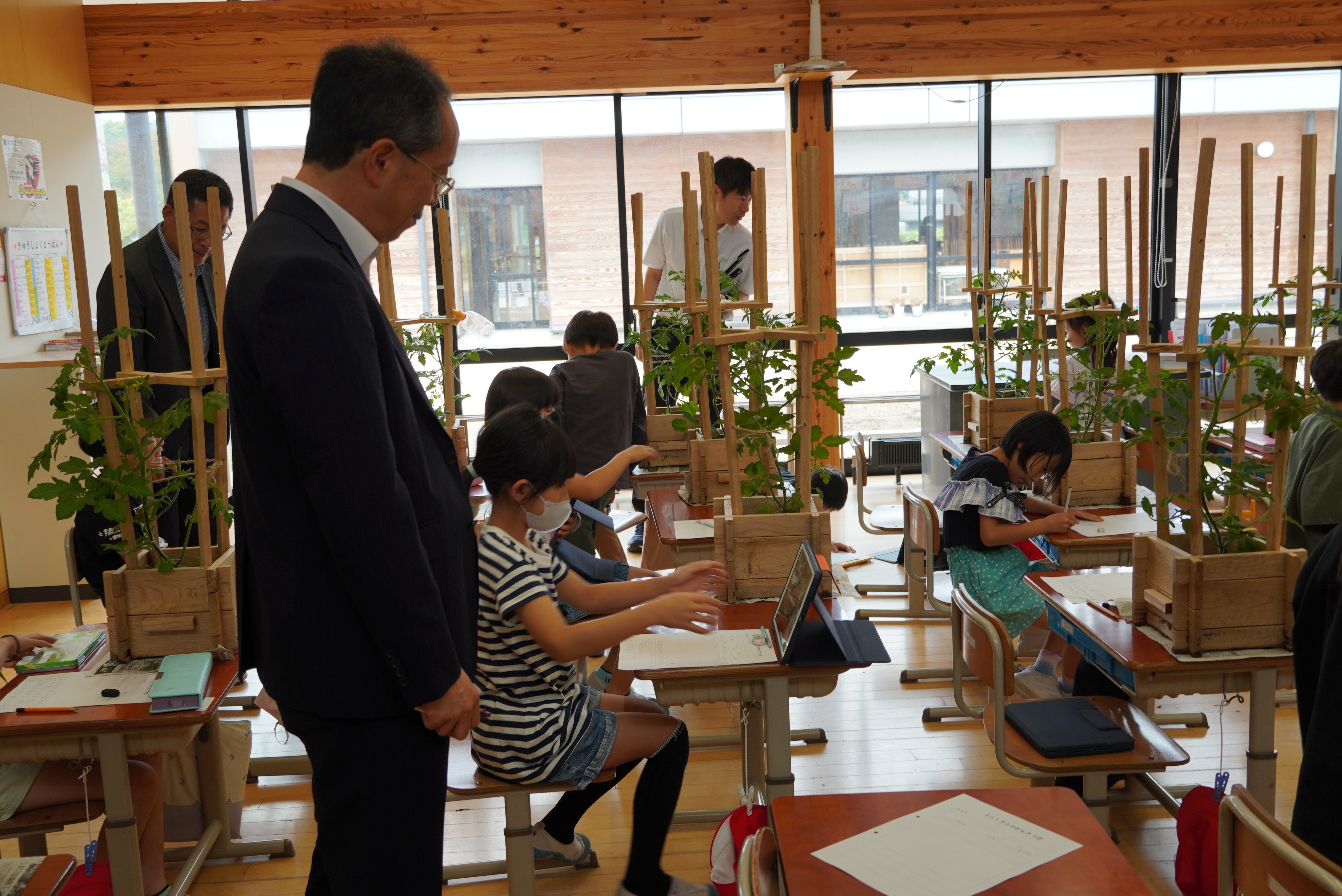 都竹市長と下出教育長が古川小学校を訪問し児童と語り合いました