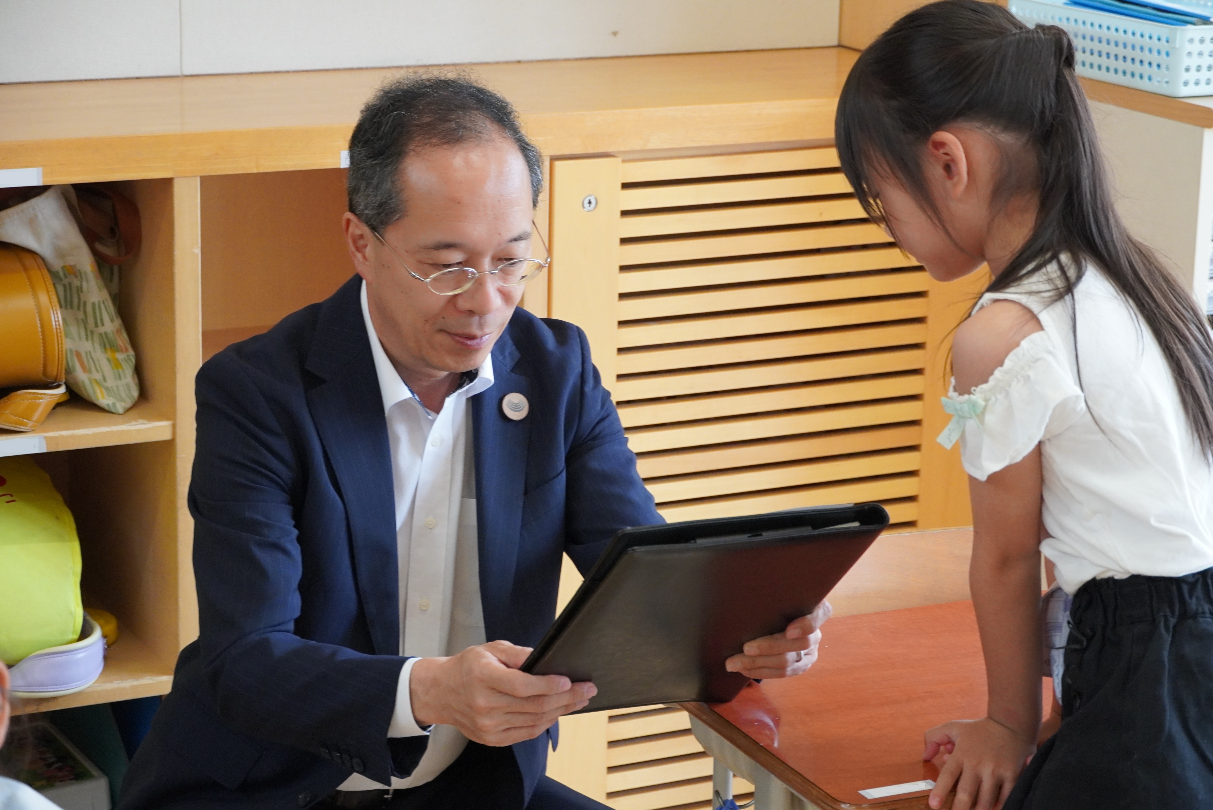 都竹市長と下出教育長が古川小学校を訪問し児童と語り合いました