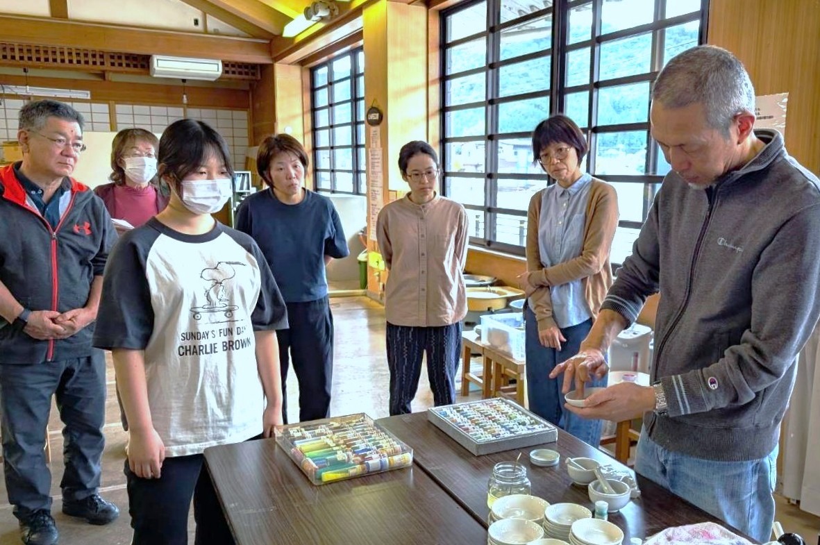 院友・岡部巌氏による「日本画教室」が開かれました