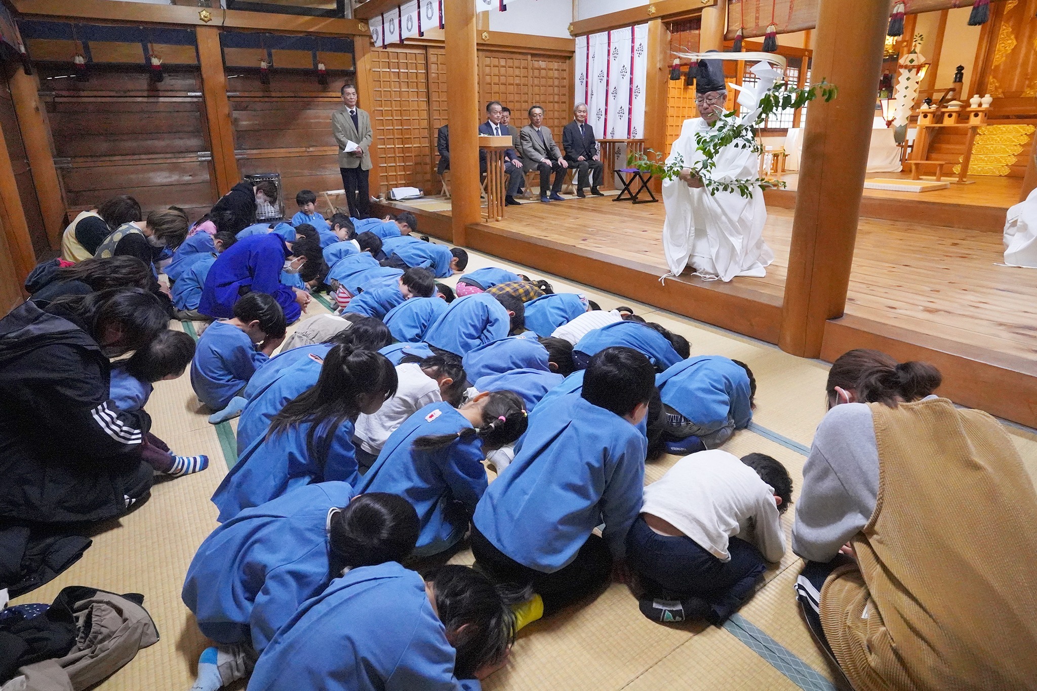 さくら保育園の園児が大歳神社で七五三参り