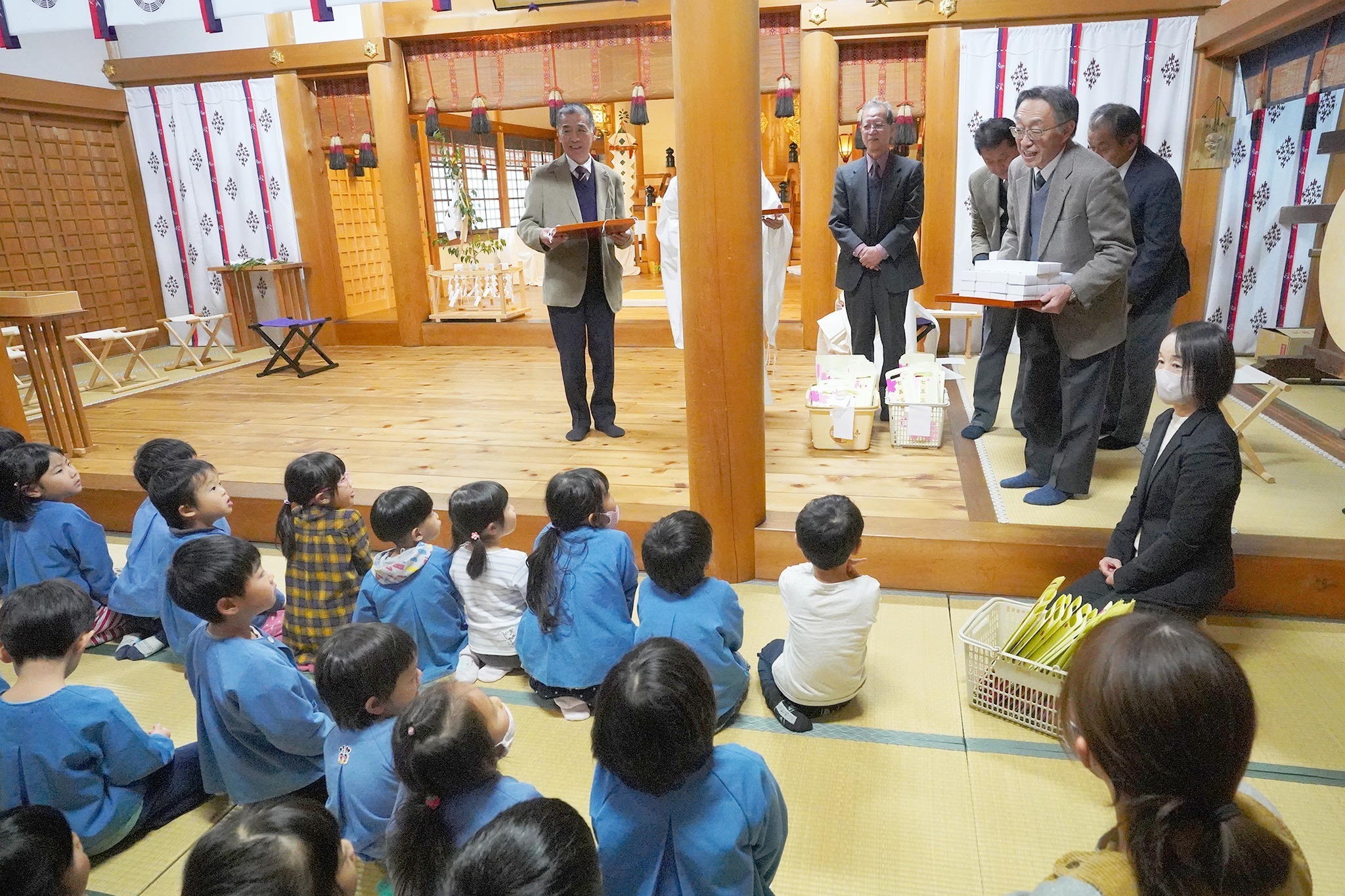 さくら保育園の園児が大歳神社で七五三参り