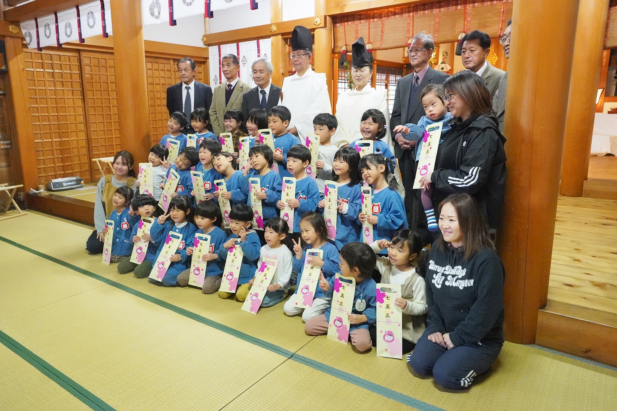 さくら保育園の園児が大歳神社で七五三参り