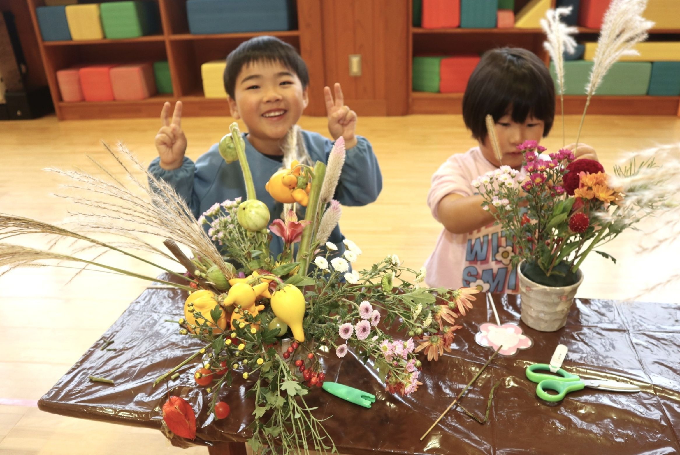感性豊かな子に…園児たちがいけ花体験を楽しみました