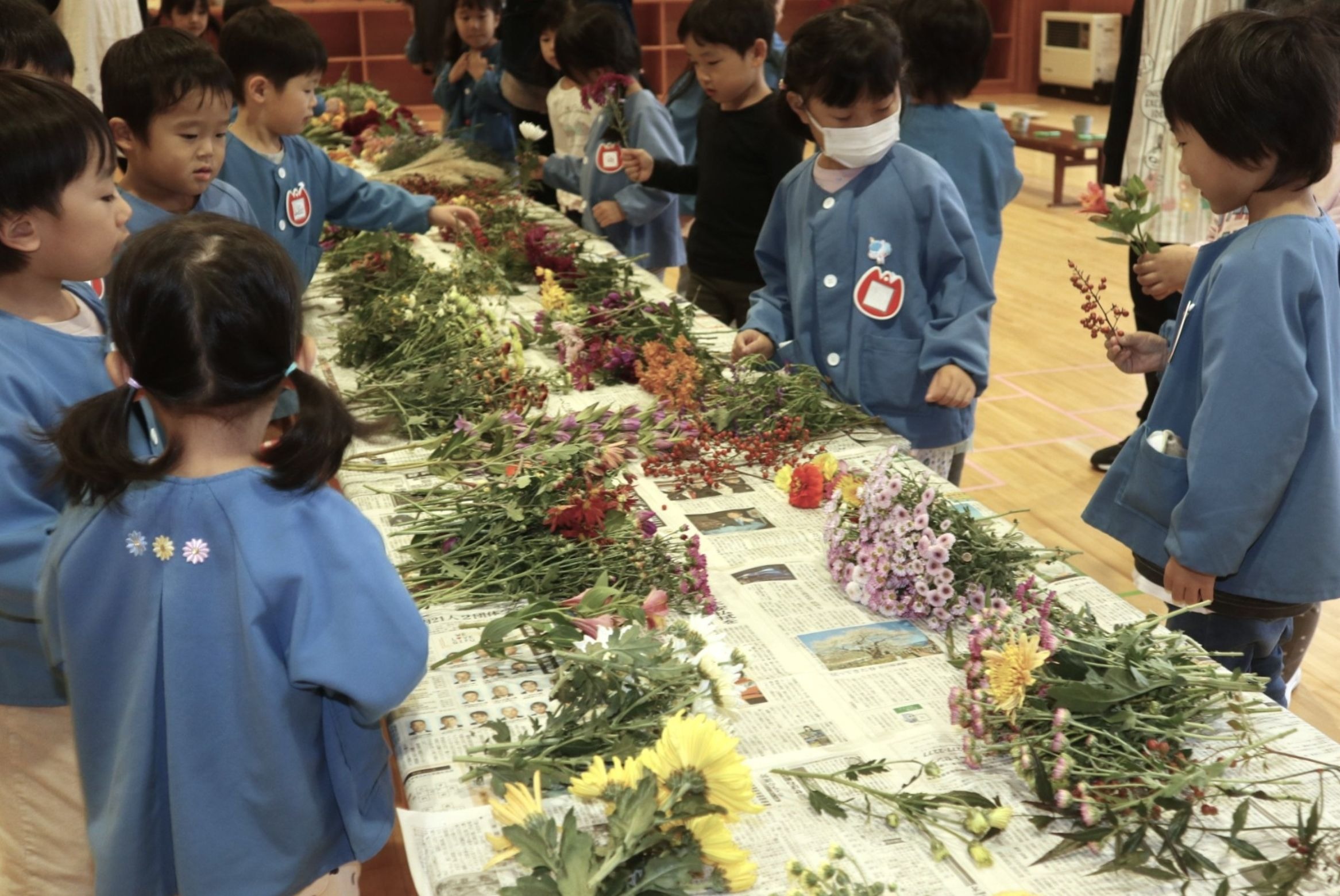 感性豊かな子に…園児たちがいけ花体験を楽しみました