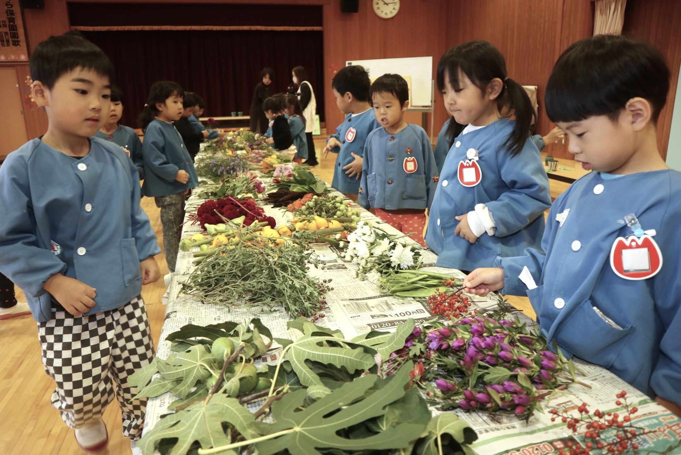 感性豊かな子に…園児たちがいけ花体験を楽しみました