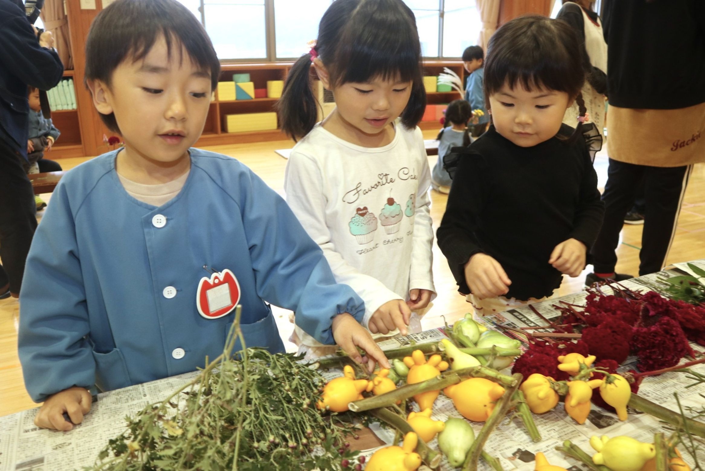 感性豊かな子に…園児たちがいけ花体験を楽しみました