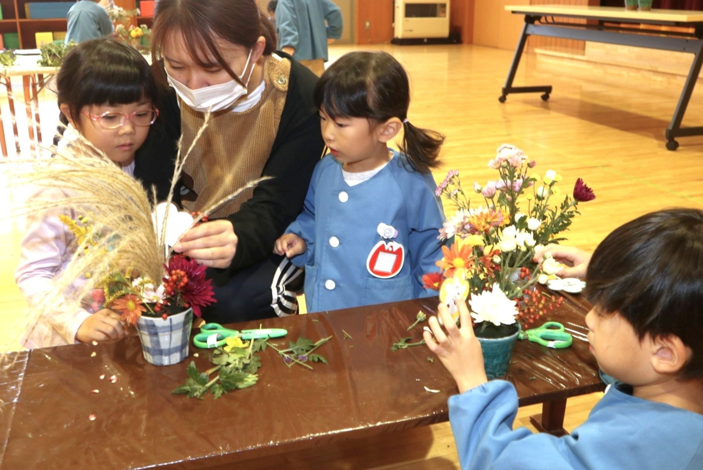 感性豊かな子に…園児たちがいけ花体験を楽しみました