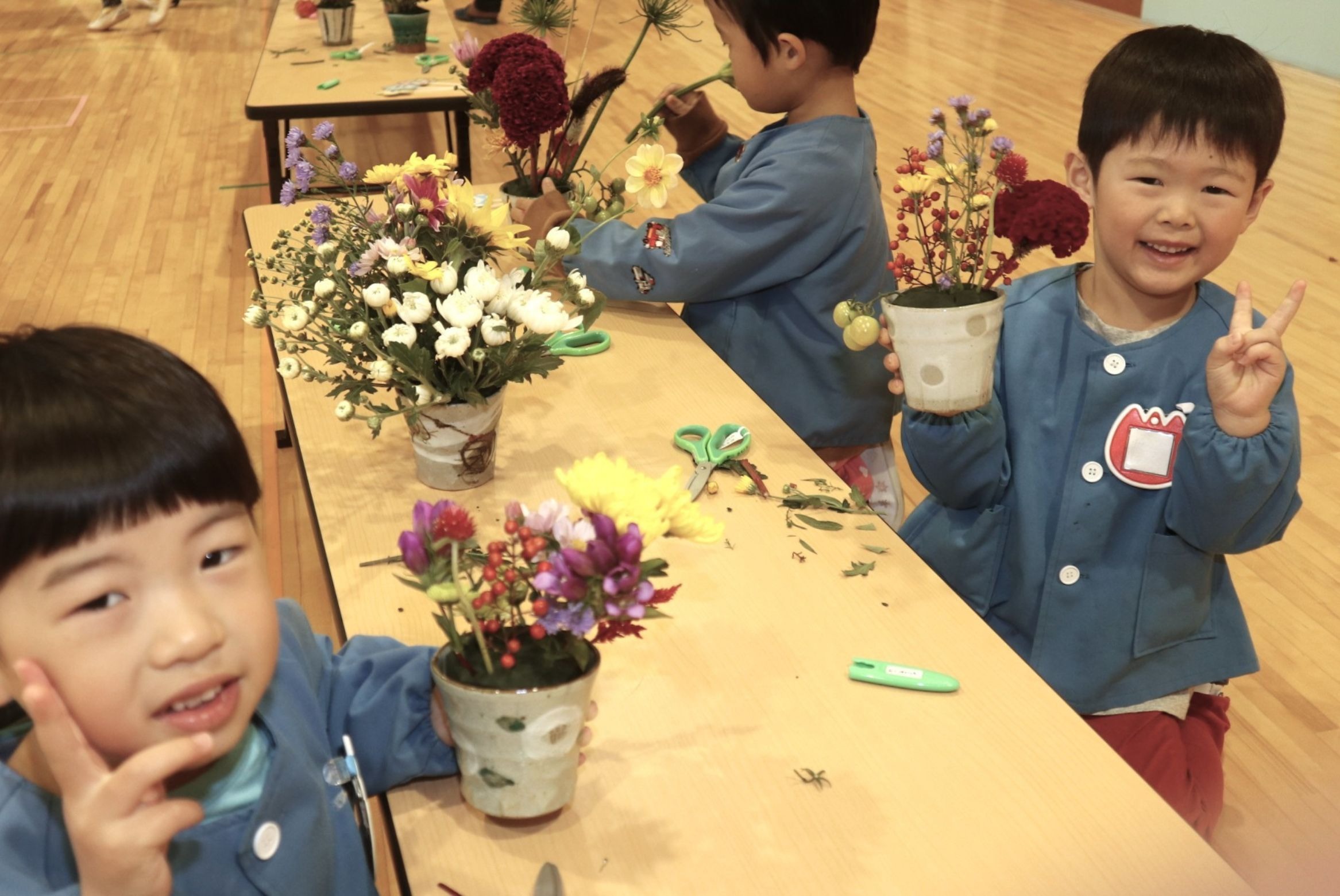 感性豊かな子に…園児たちがいけ花体験を楽しみました