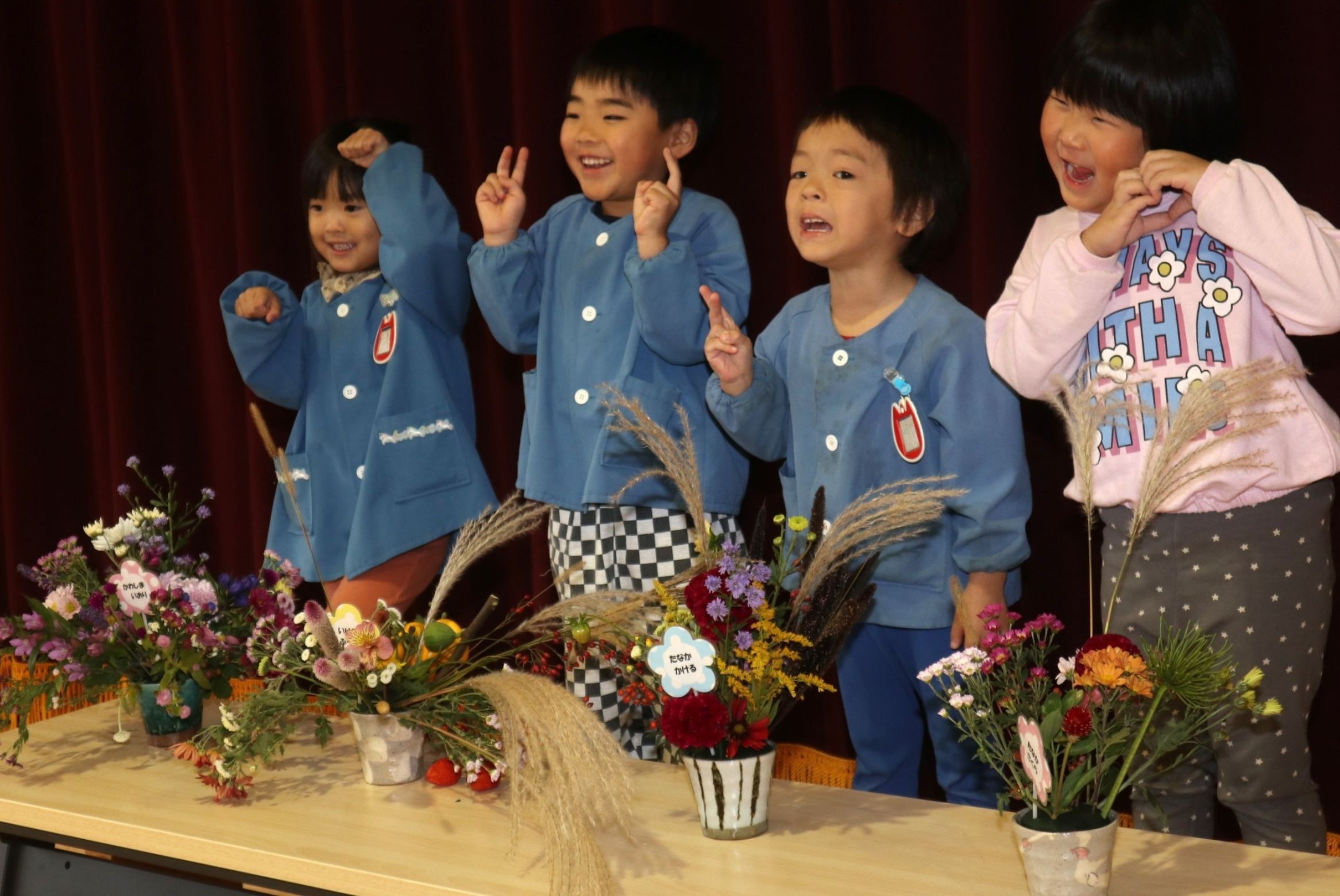 感性豊かな子に…園児たちがいけ花体験を楽しみました