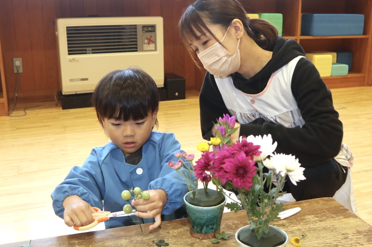 感性豊かな子に…園児たちがいけ花体験を楽しみました