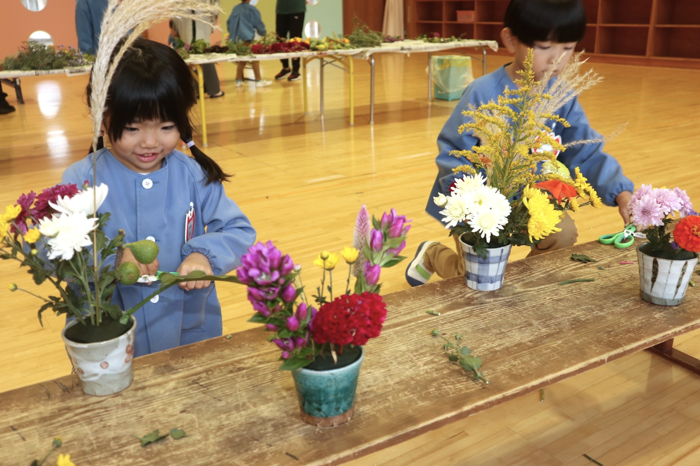 感性豊かな子に…園児たちがいけ花体験を楽しみました