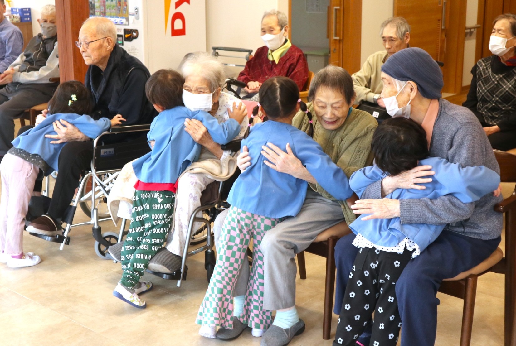 地域の方々に元気を…保育園児が高齢者と交流会