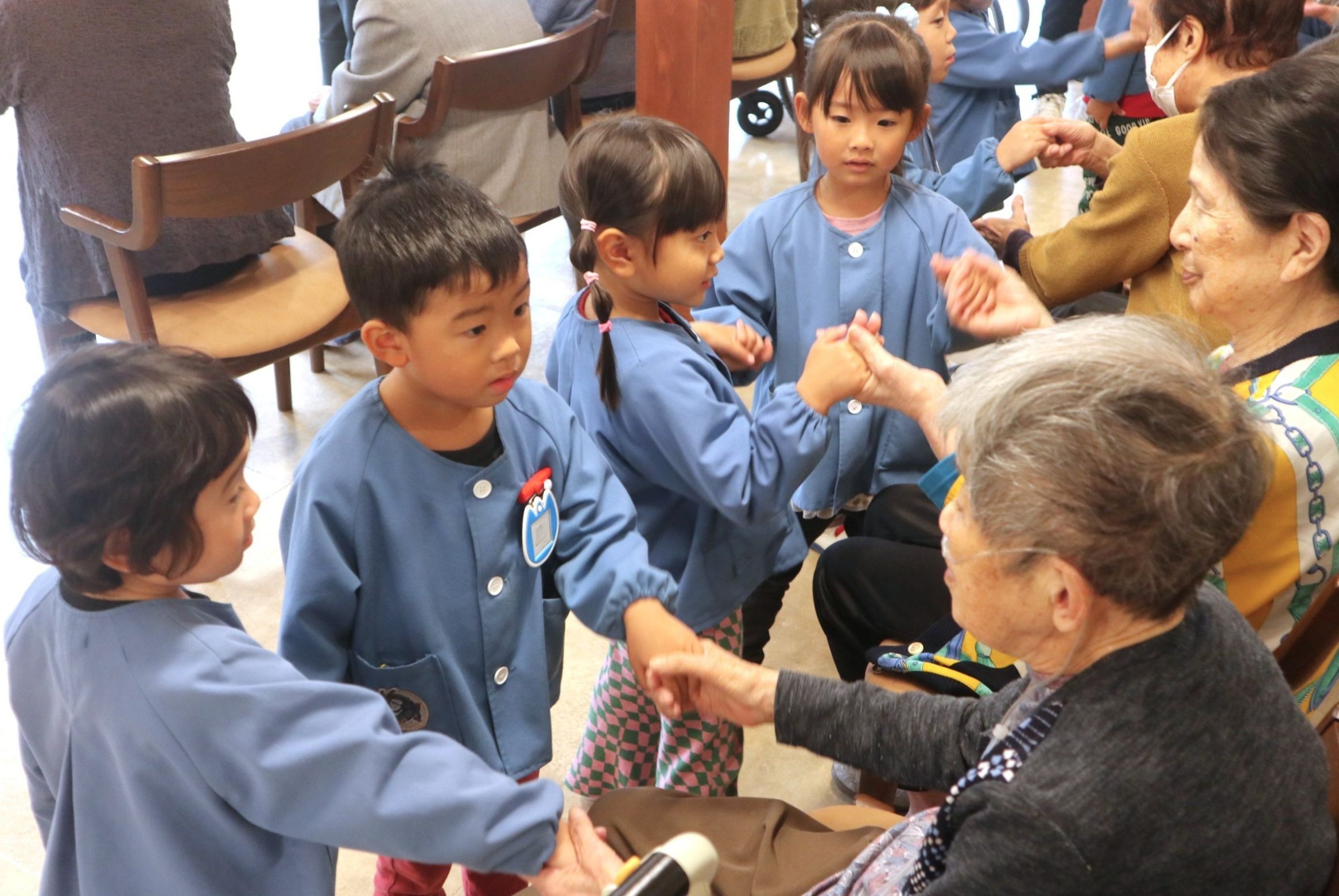 地域の方々に元気を…保育園児が高齢者と交流会