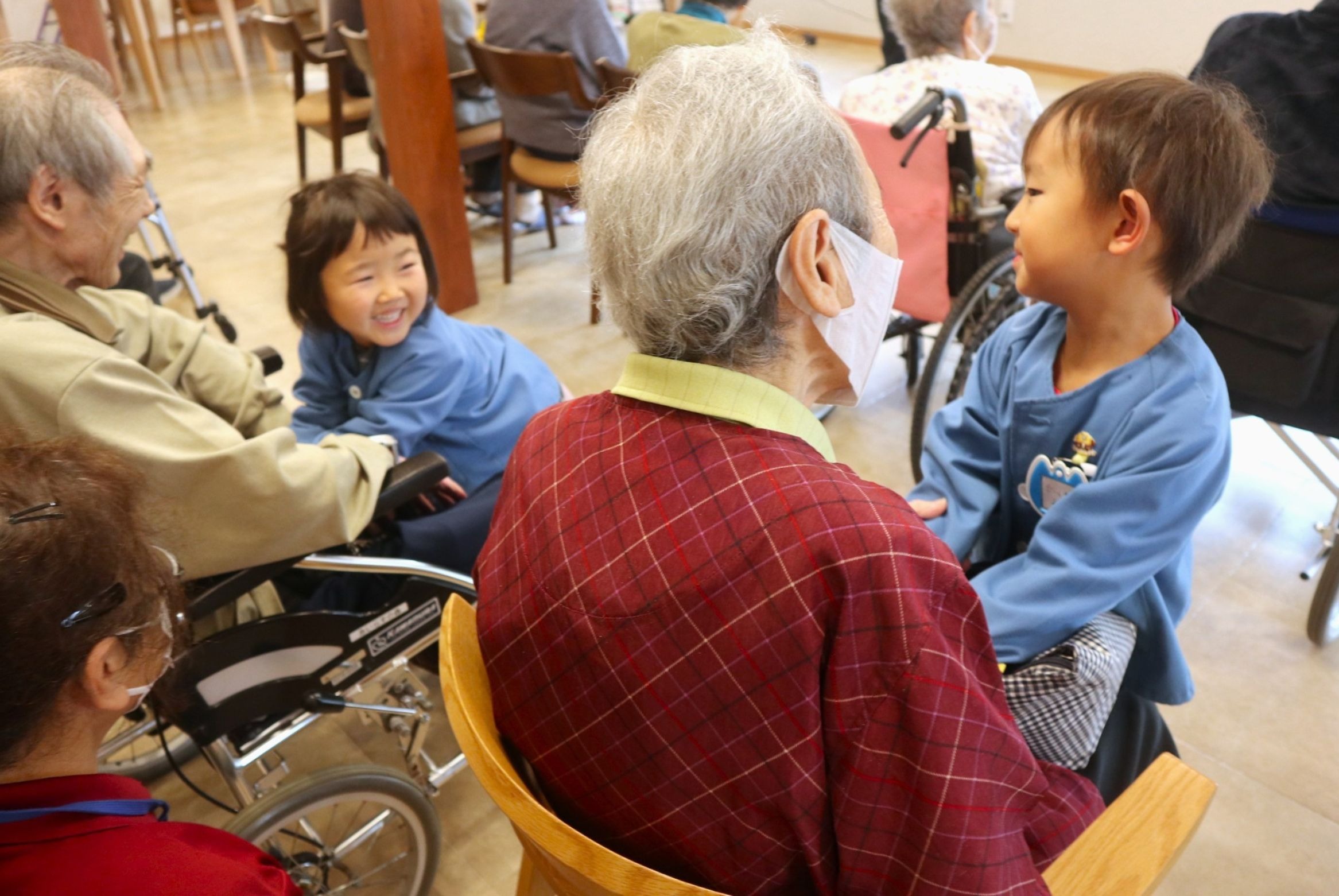 地域の方々に元気を…保育園児が高齢者と交流会