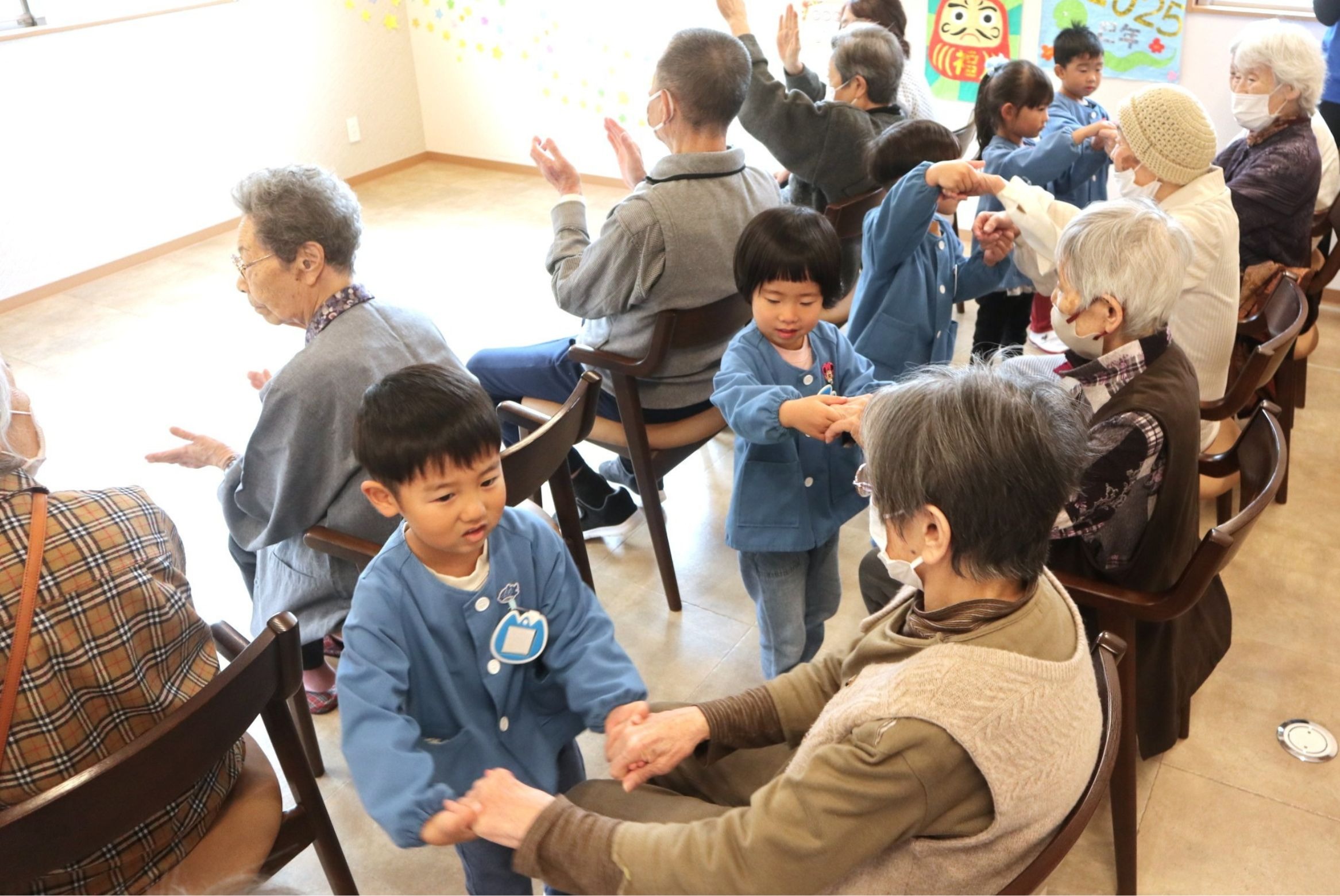 地域の方々に元気を…保育園児が高齢者と交流会