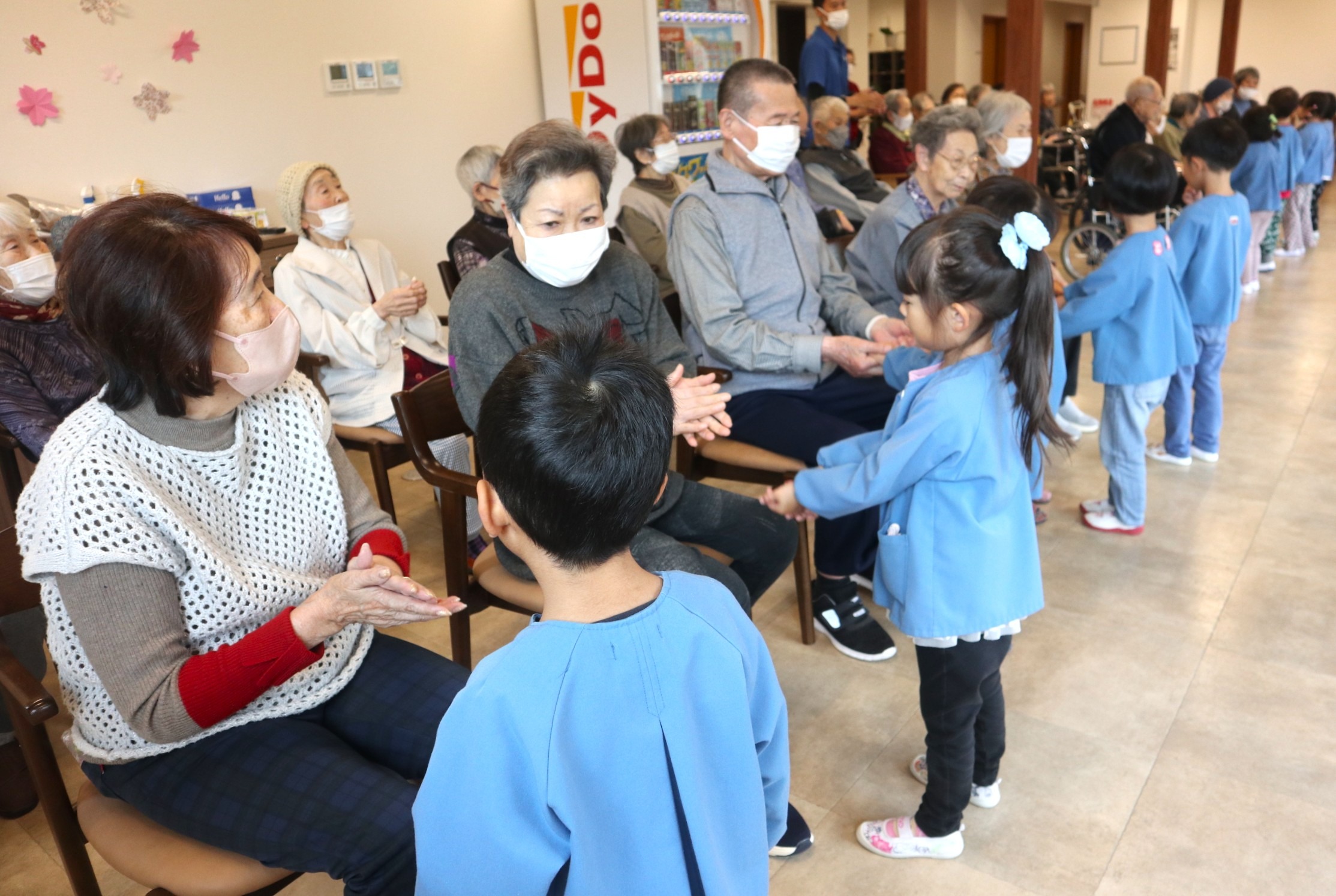 地域の方々に元気を…保育園児が高齢者と交流会