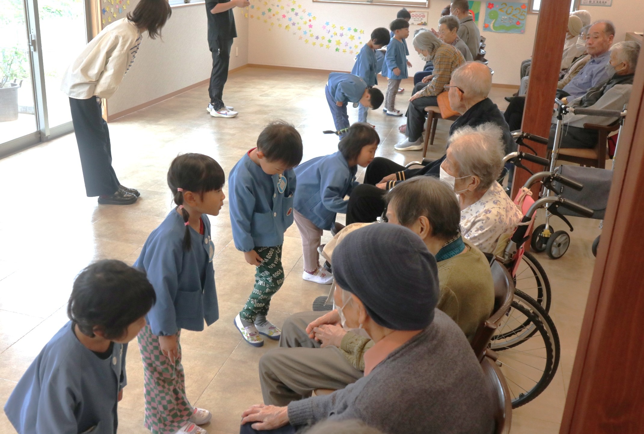 地域の方々に元気を…保育園児が高齢者と交流会