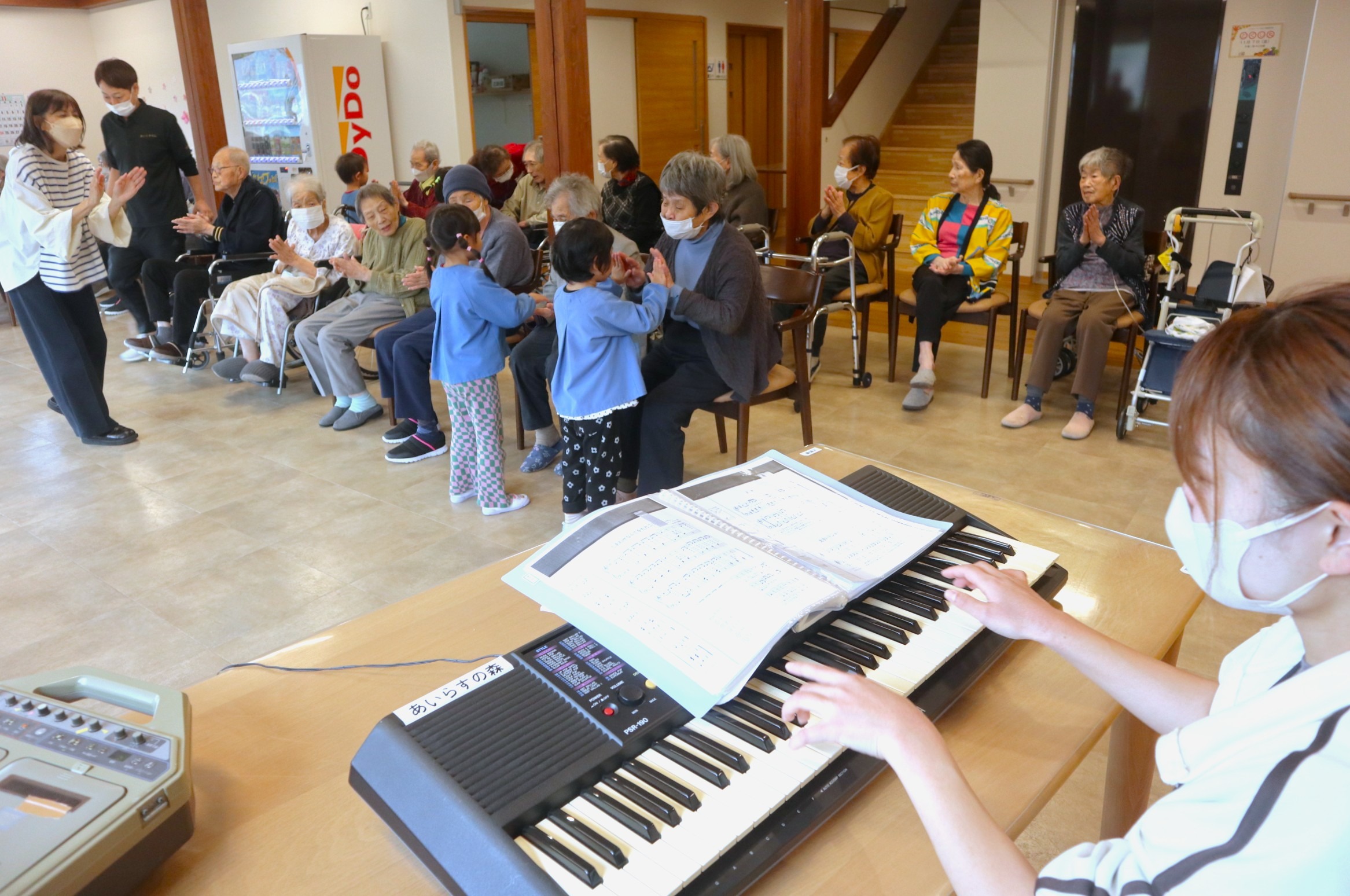地域の方々に元気を…保育園児が高齢者と交流会