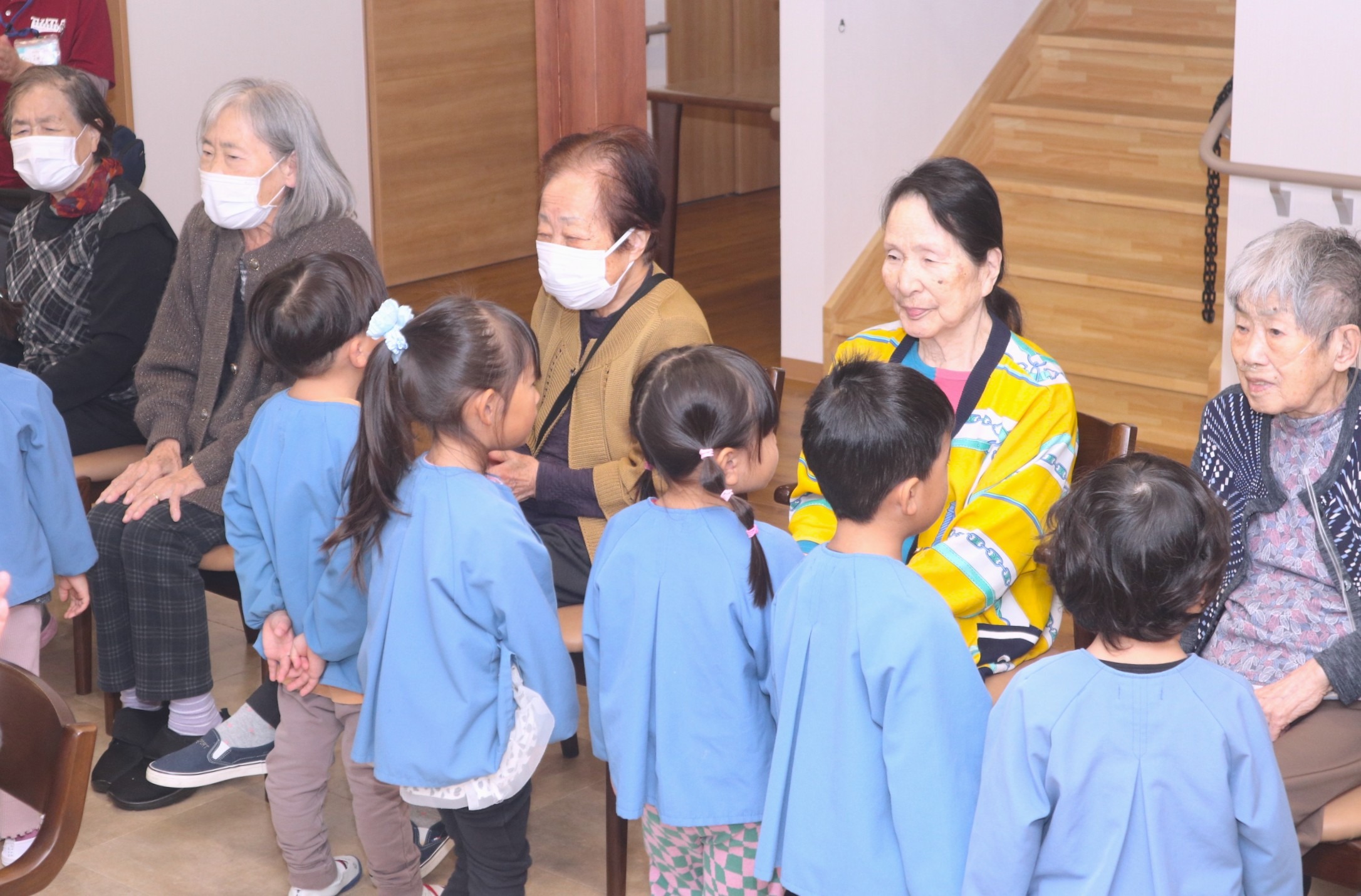 地域の方々に元気を…保育園児が高齢者と交流会