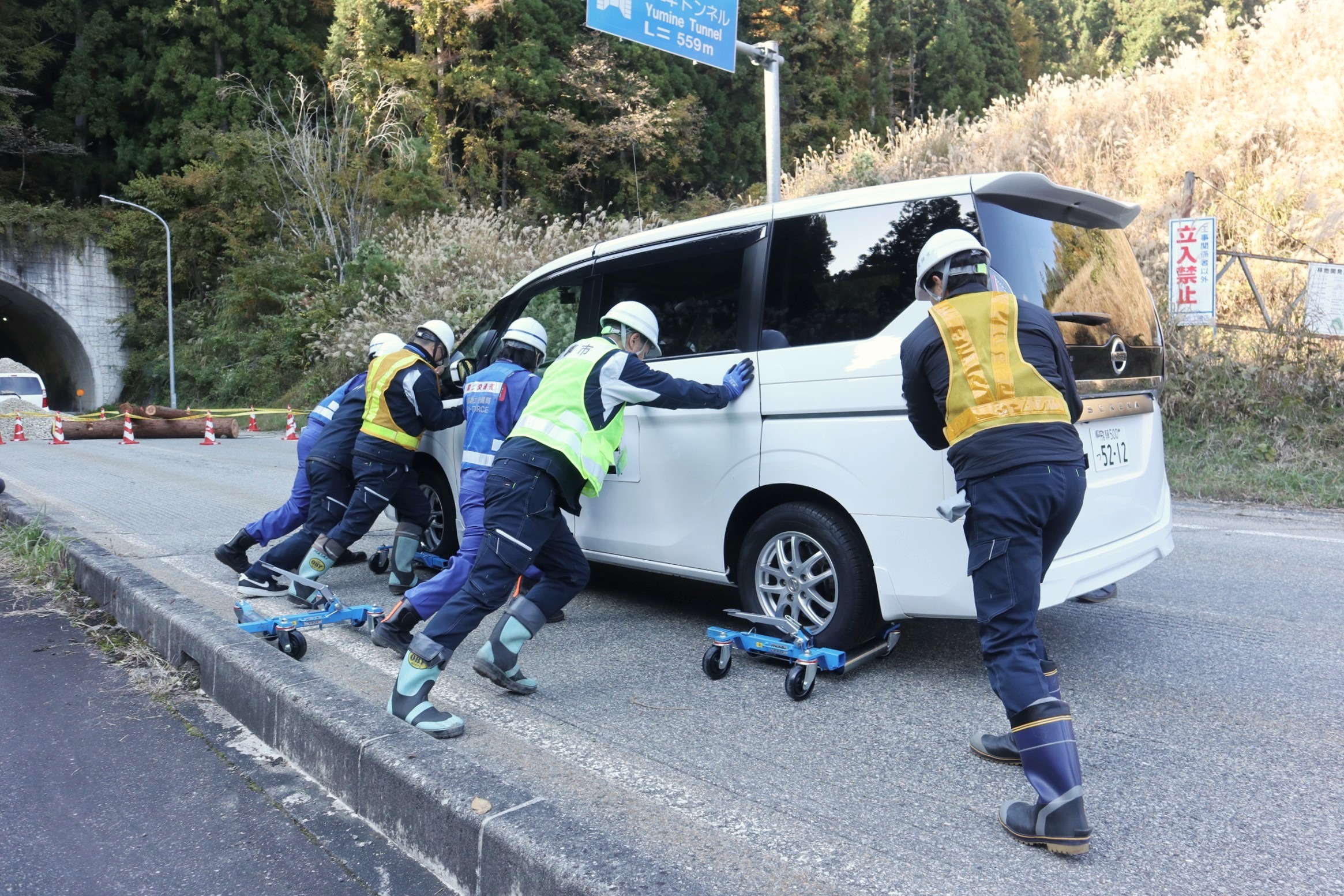 国交省と岐阜県が「道路啓開訓練」を飛騨市で実施しました