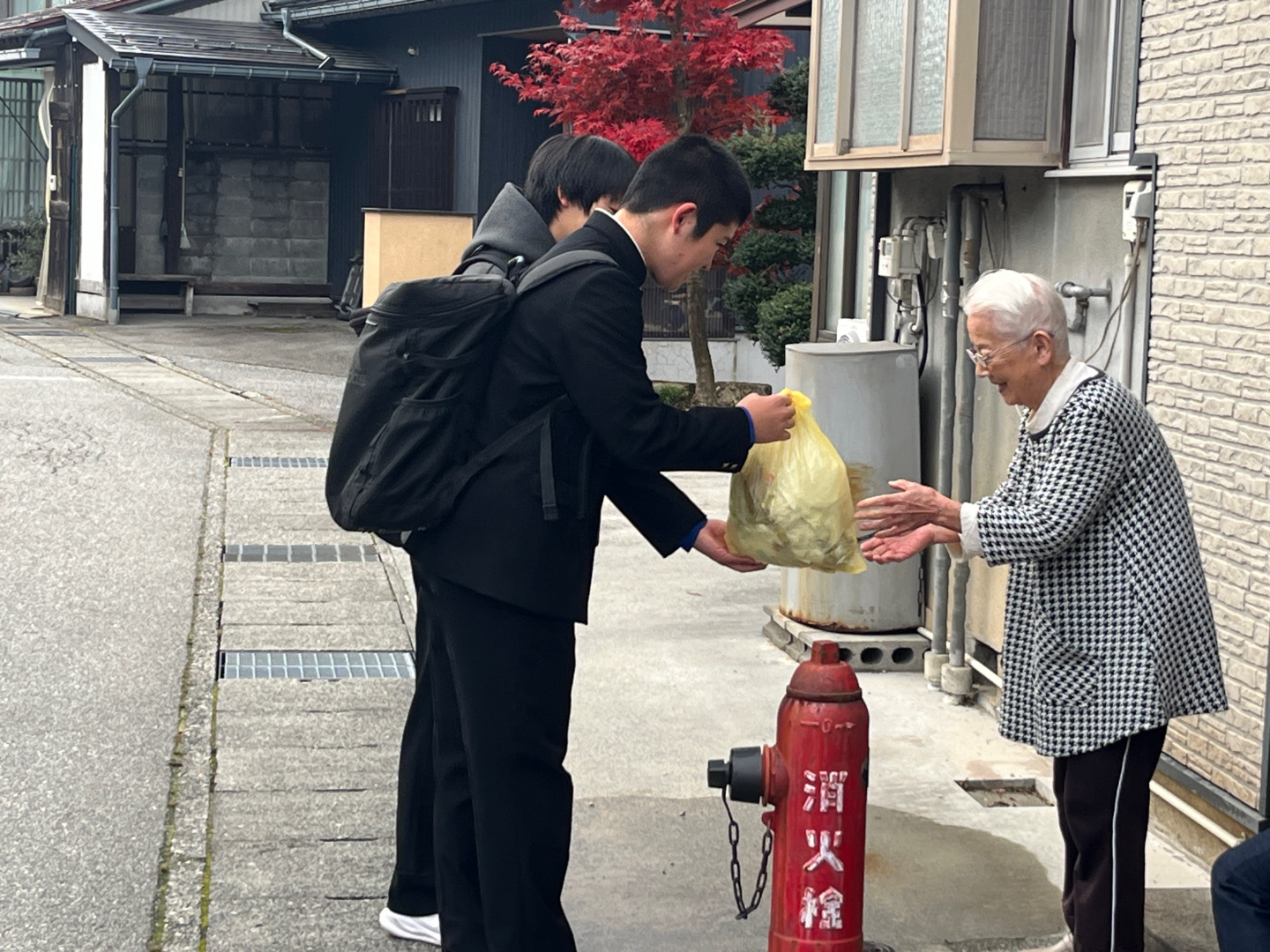 神岡中学校生徒が探Q学習の経験を活かし高齢者宅のごみ出しサポーターに取り組んでいます