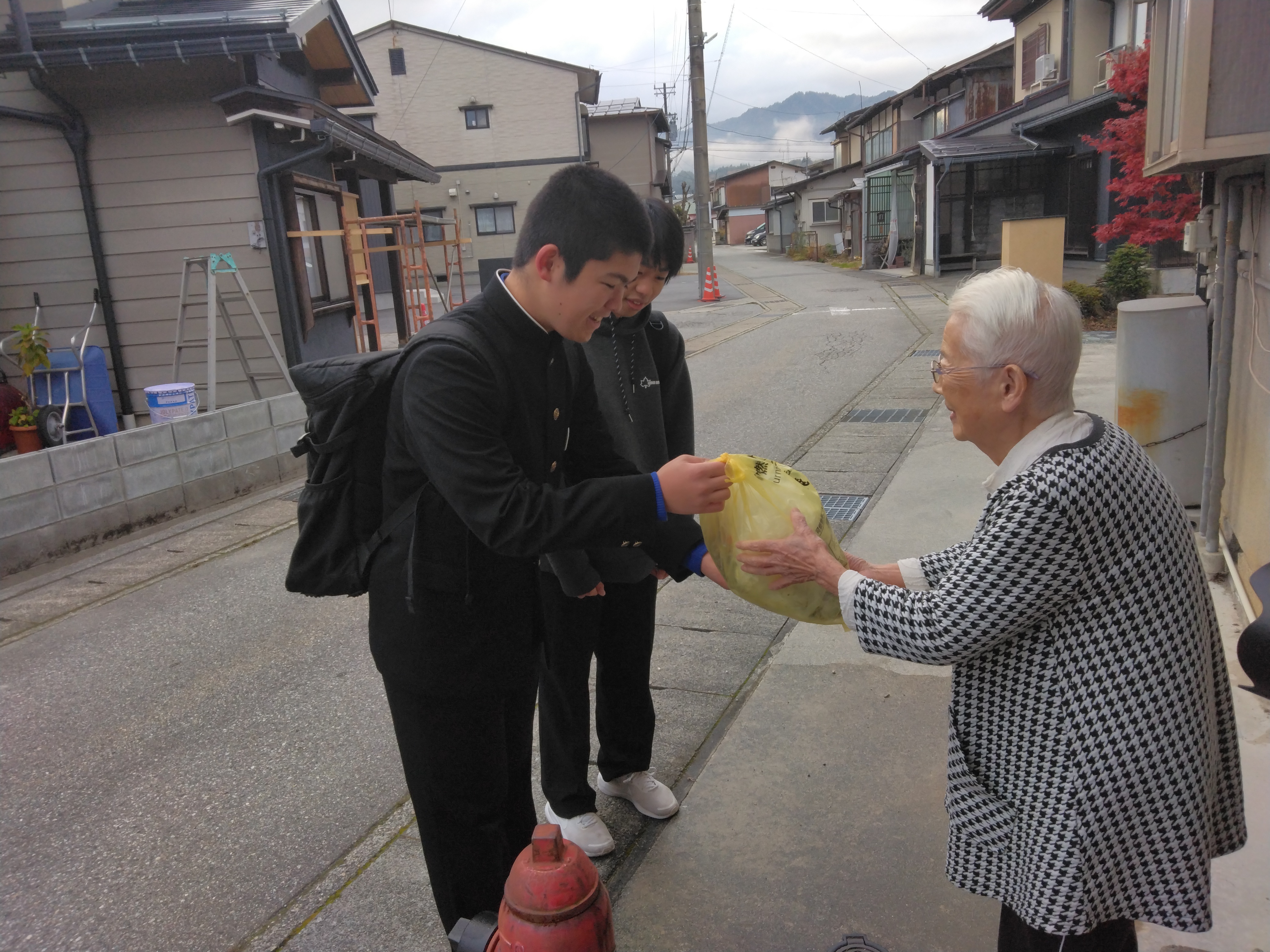 神岡中学校生徒が探Q学習の経験を活かし高齢者宅のごみ出しサポーターに取り組んでいます