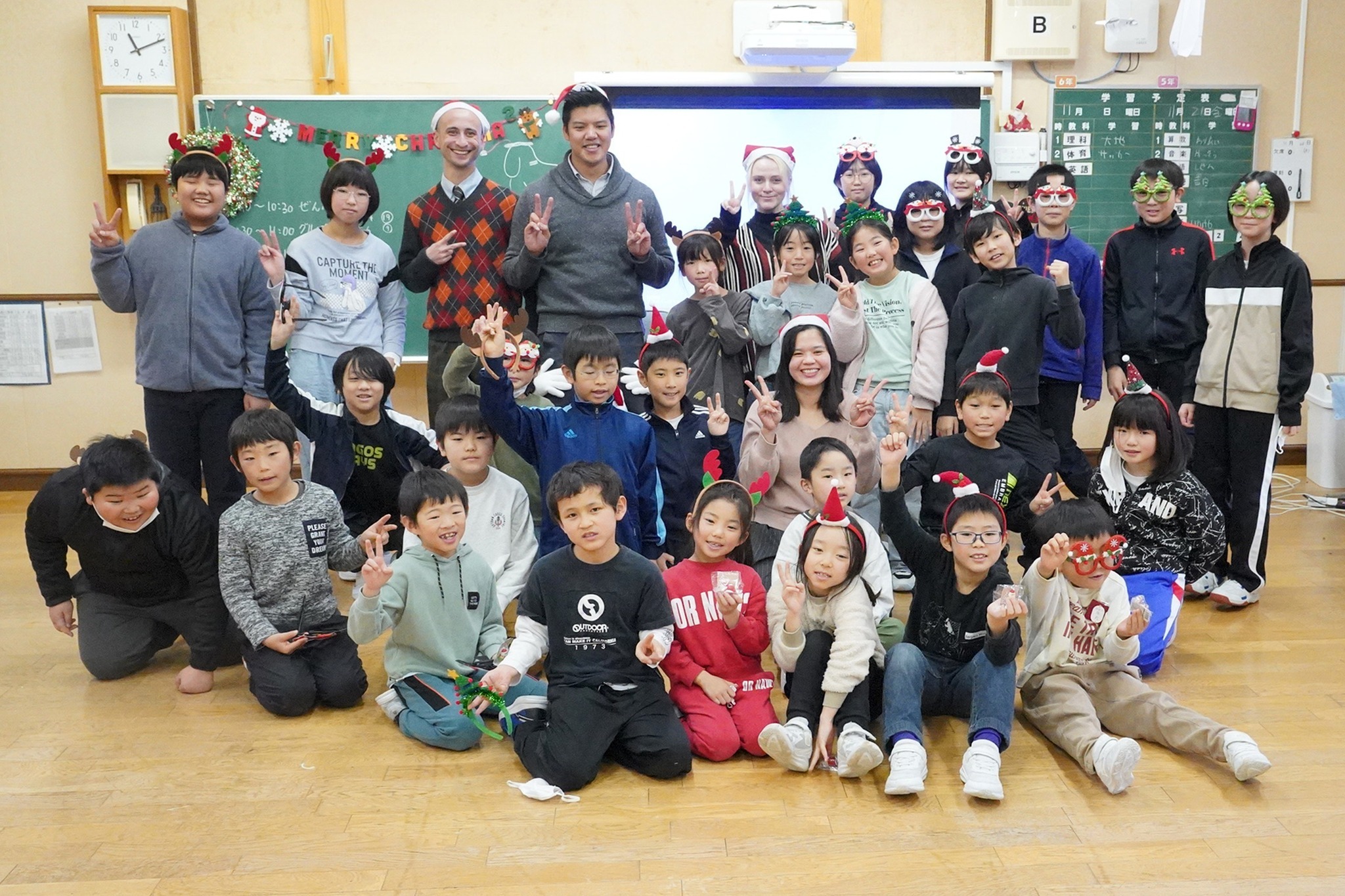 市内の外国語指導助手4人が集い、児童らと英語で交流