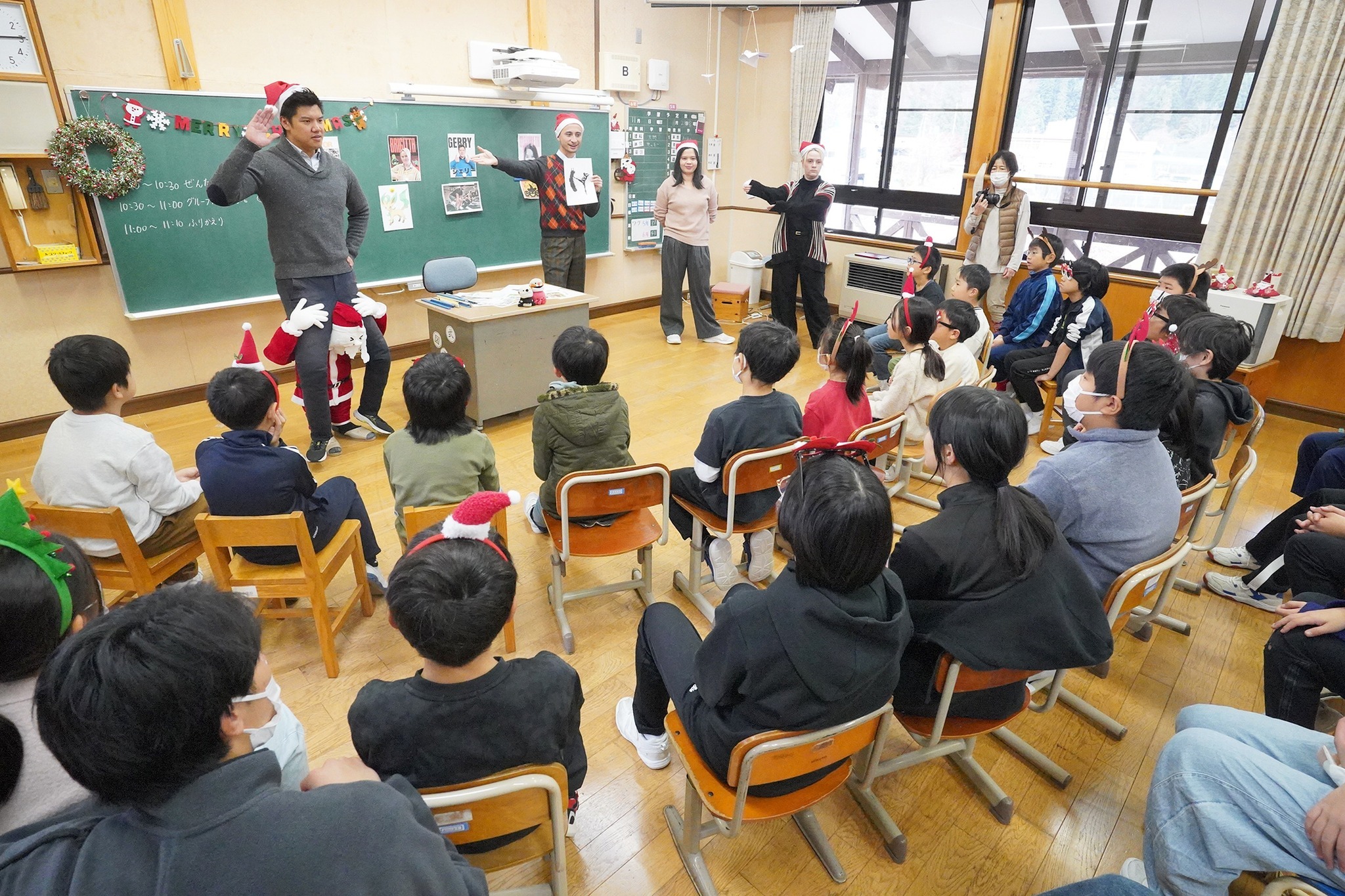 市内の外国語指導助手4人が集い、児童らと英語で交流