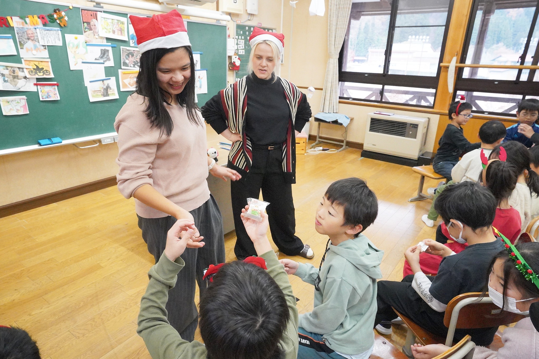 市内の外国語指導助手4人が集い、児童らと英語で交流