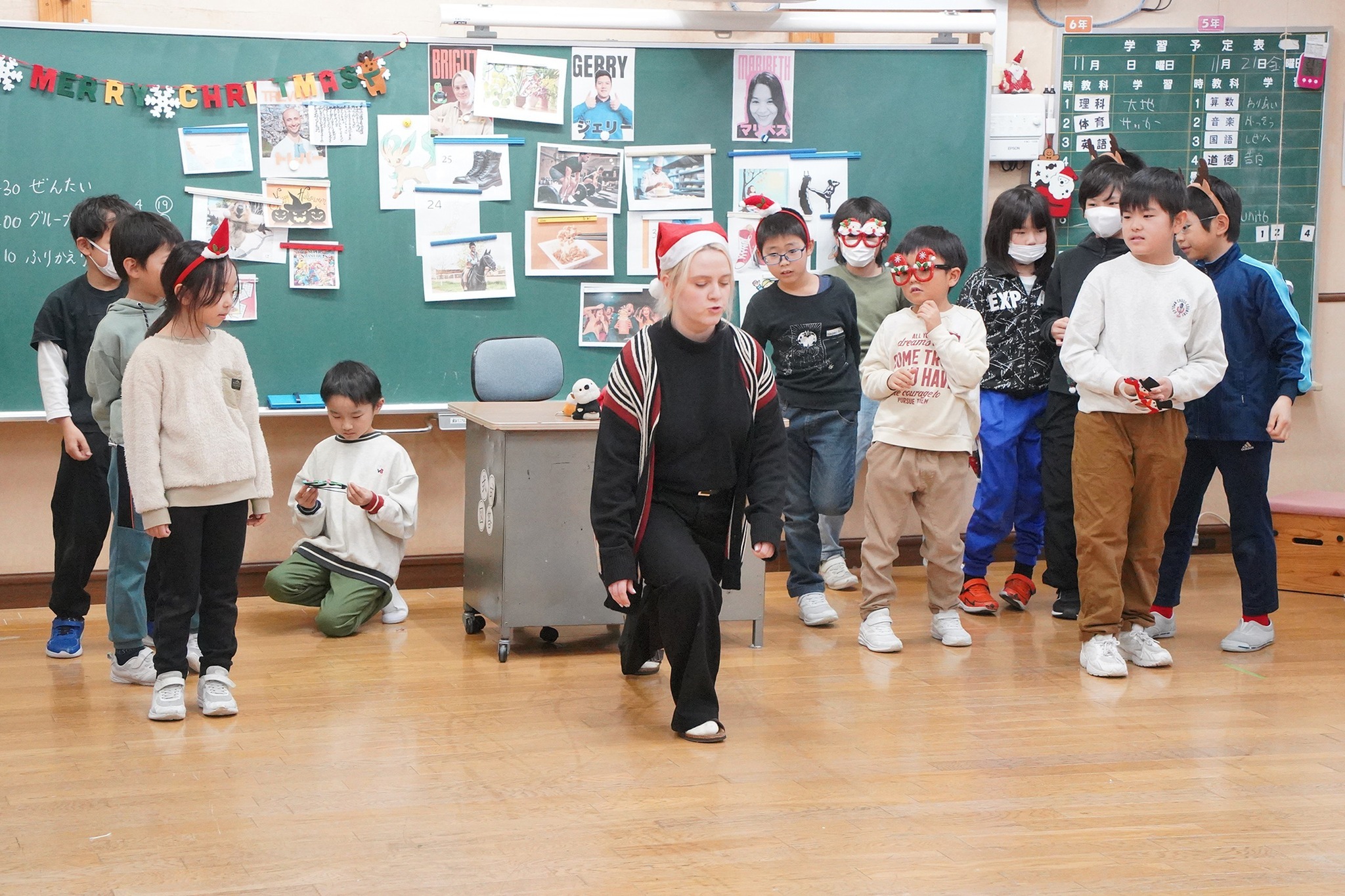 市内の外国語指導助手4人が集い、児童らと英語で交流