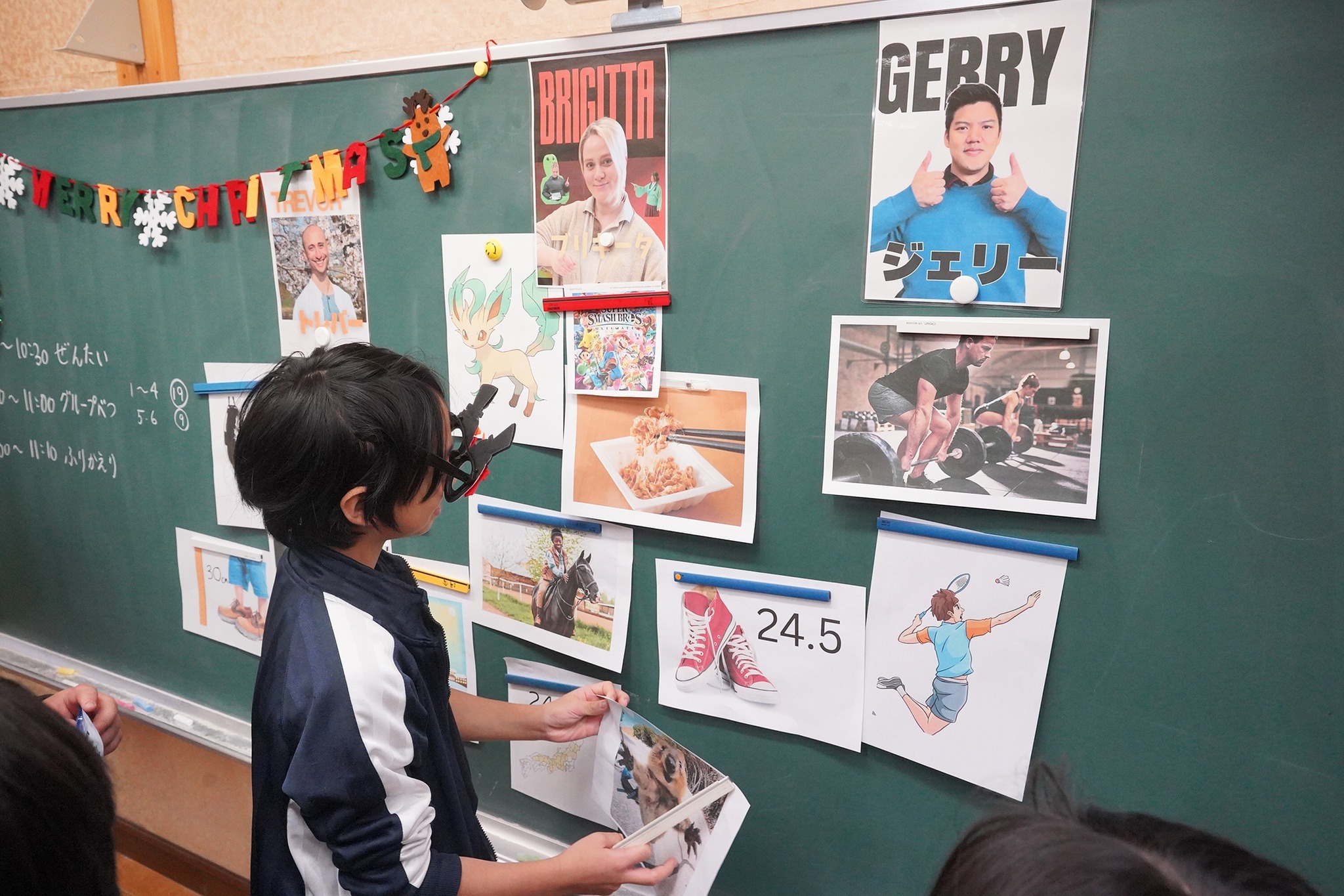 市内の外国語指導助手4人が集い、児童らと英語で交流