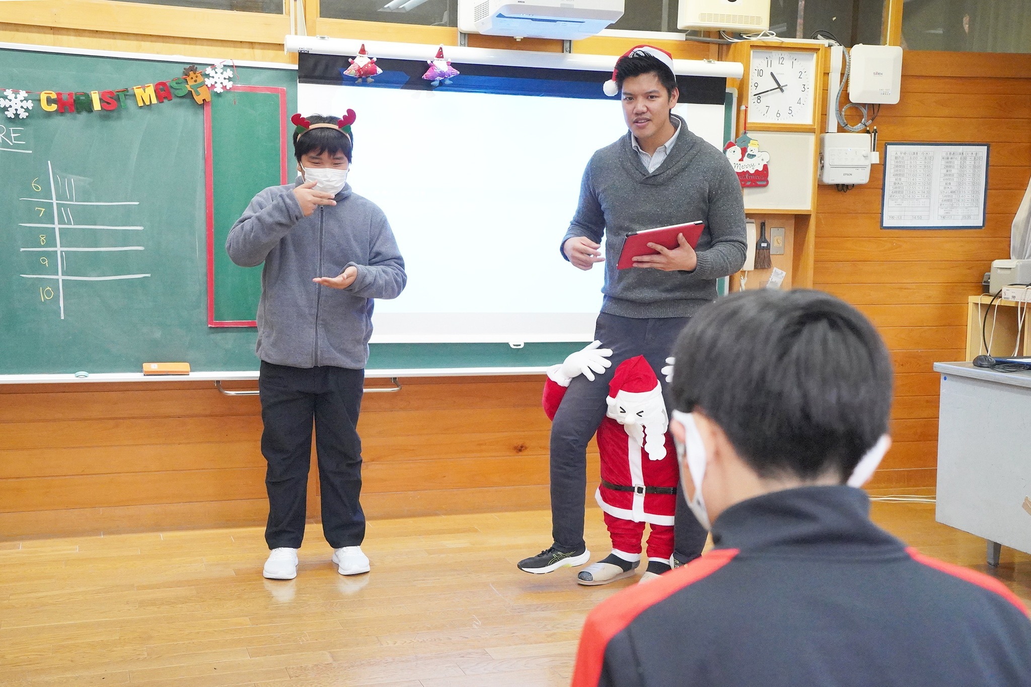 市内の外国語指導助手4人が集い、児童らと英語で交流