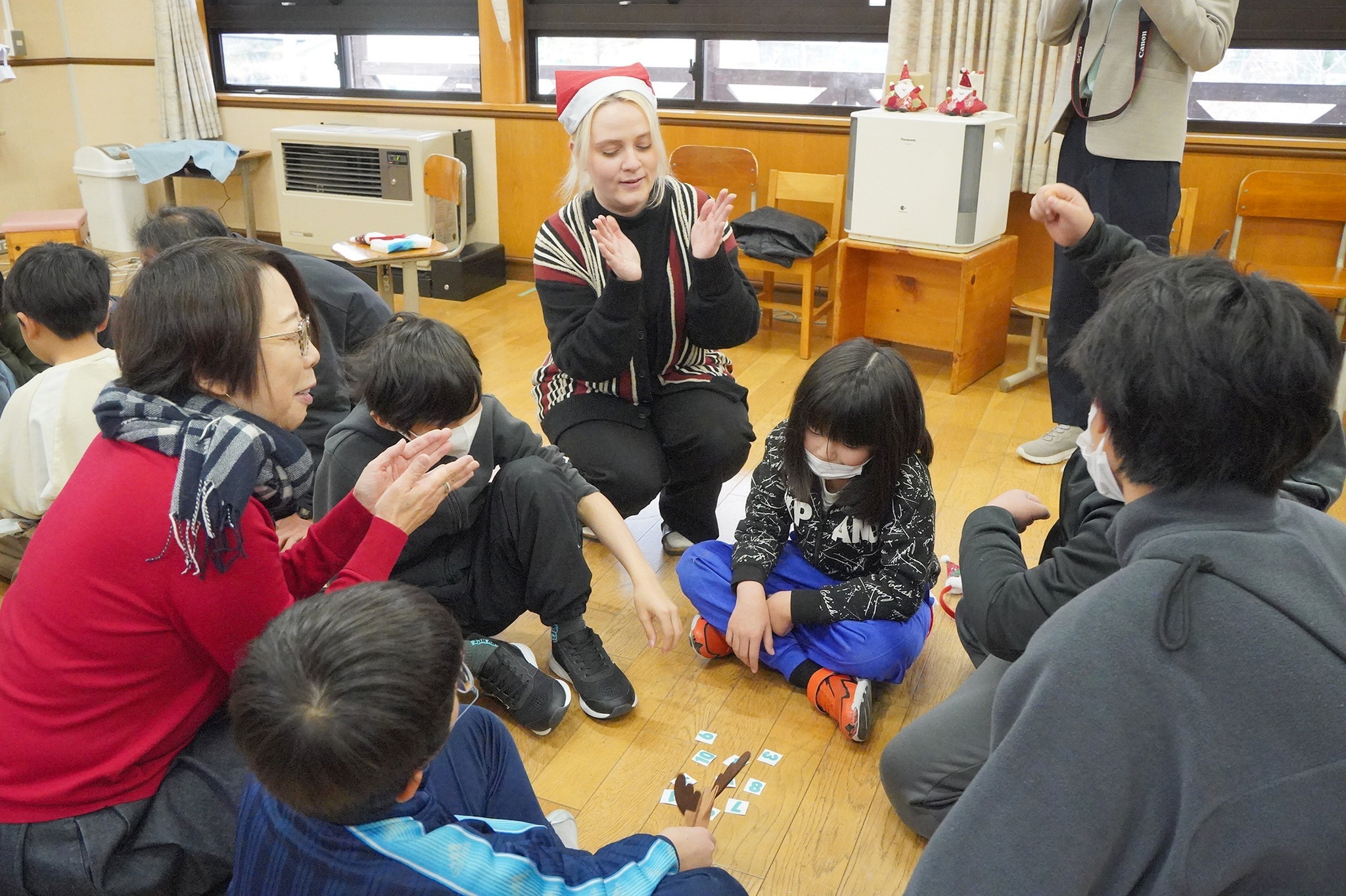 市内の外国語指導助手4人が集い、児童らと英語で交流