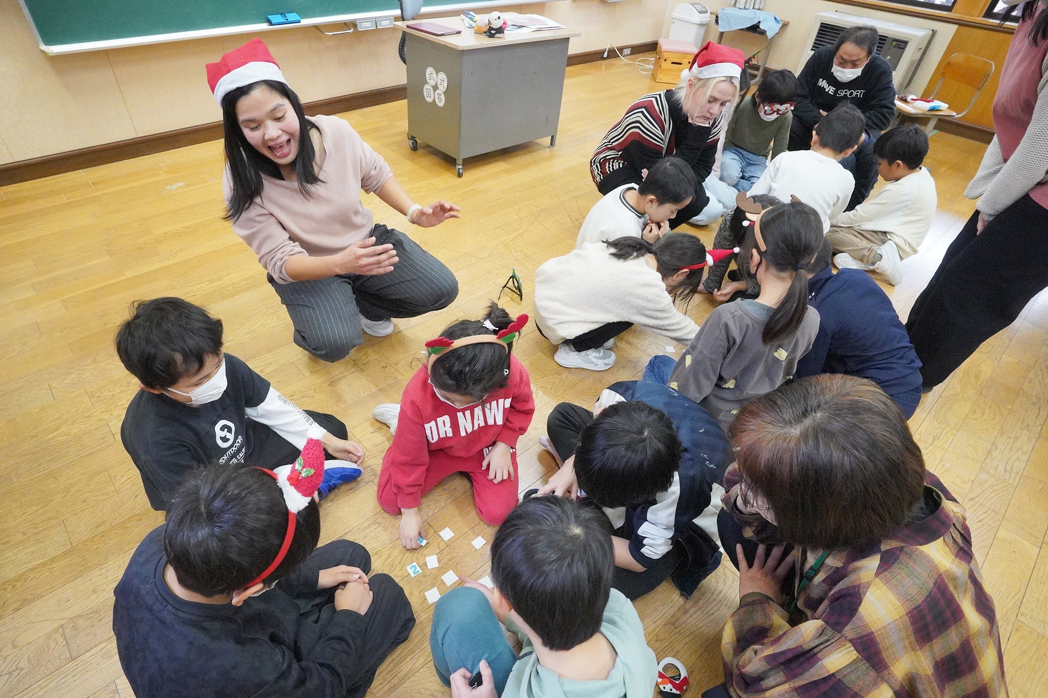 市内の外国語指導助手4人が集い、児童らと英語で交流