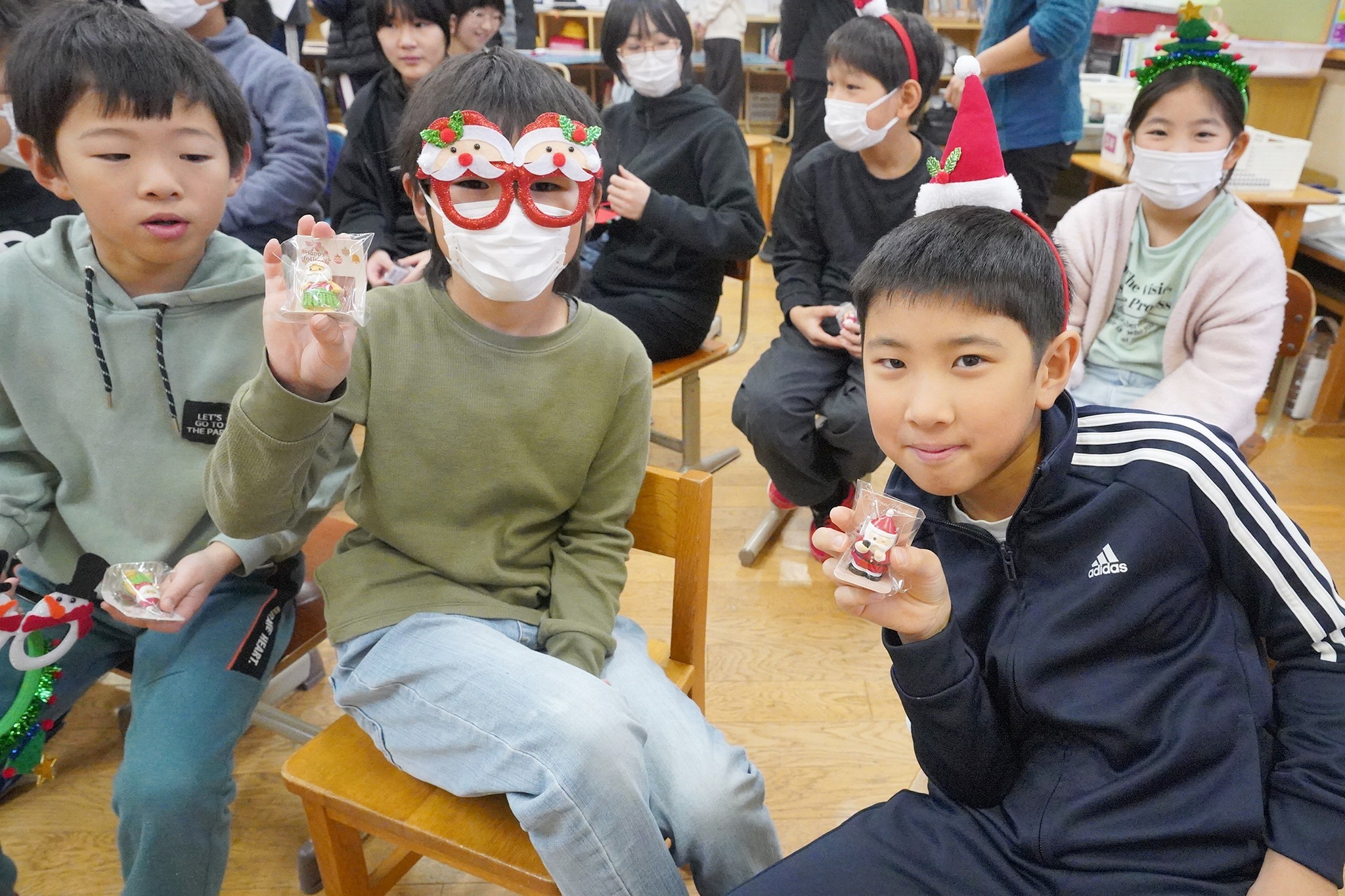 市内の外国語指導助手4人が集い、児童らと英語で交流