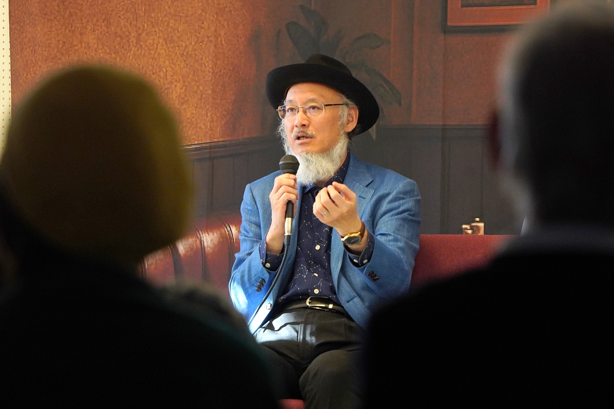 宇宙物理学の研究者や著名人を招いたトークショーが開かれました