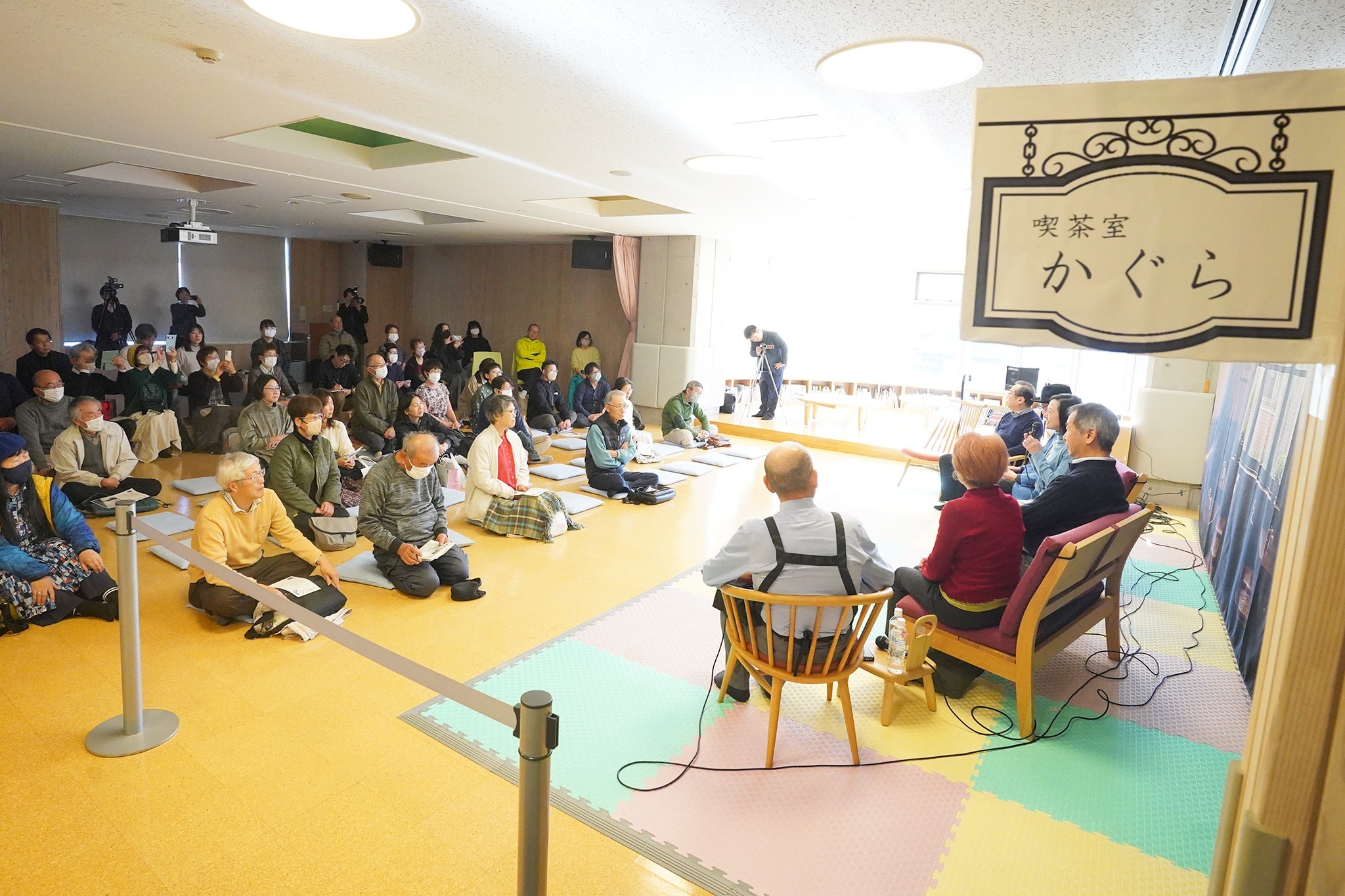 宇宙物理学の研究者や著名人を招いたトークショーが開かれました