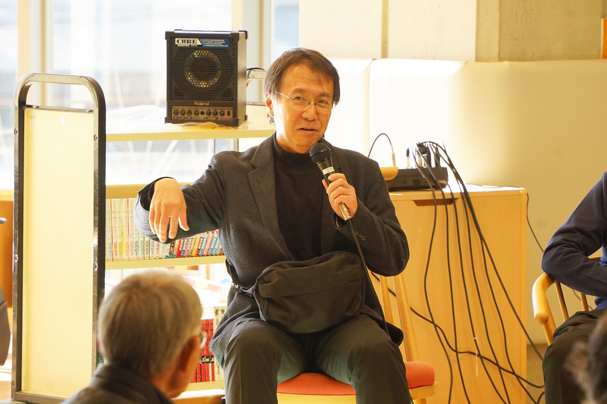 宇宙物理学の研究者や著名人を招いたトークショーが開かれました