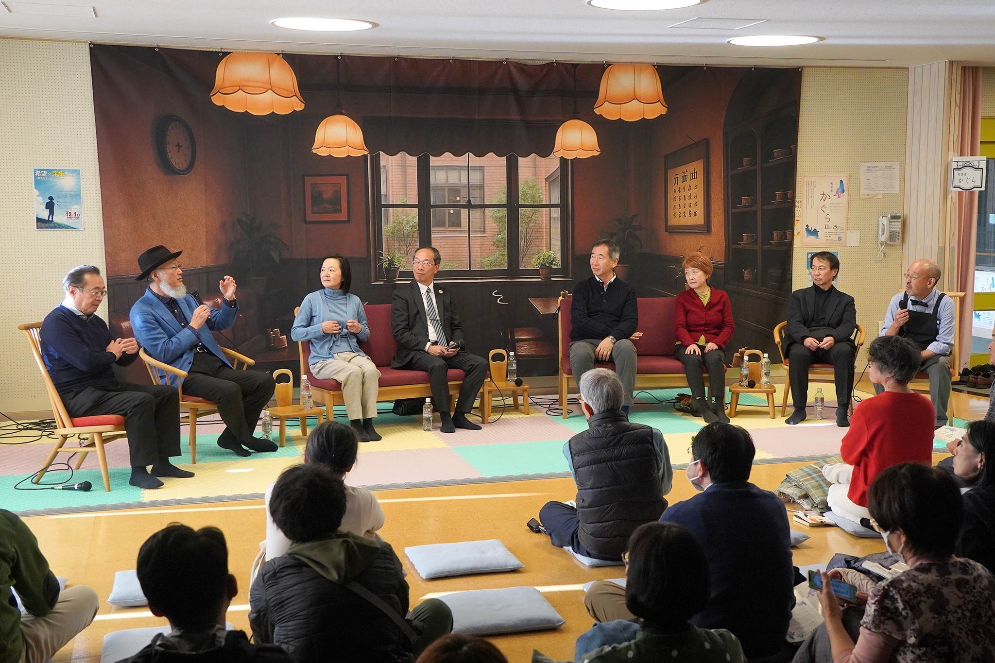 宇宙物理学の研究者や著名人を招いたトークショーが開かれました