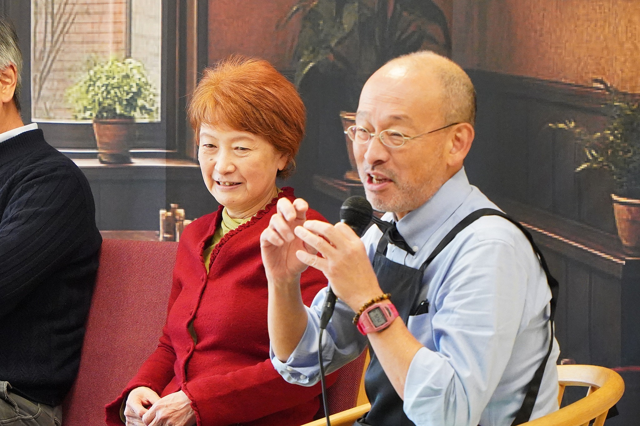 宇宙物理学の研究者や著名人を招いたトークショーが開かれました