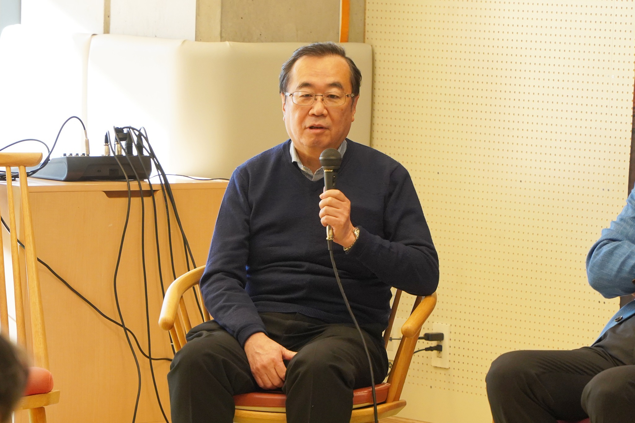 宇宙物理学の研究者や著名人を招いたトークショーが開かれました