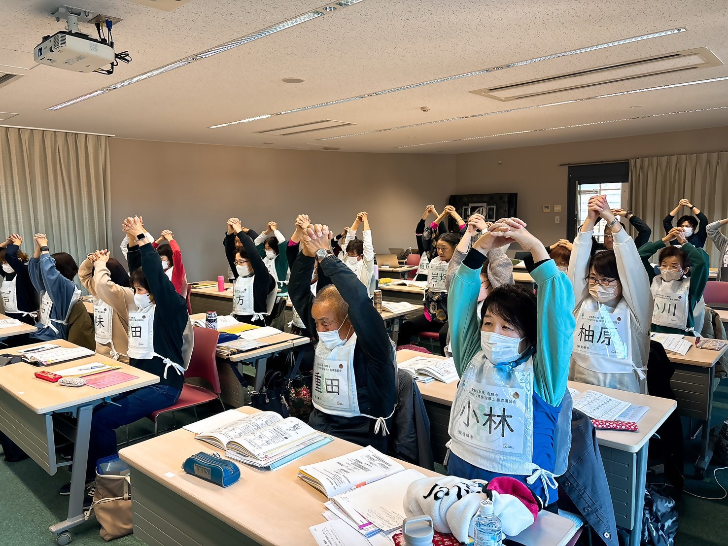 講座の体操の様子