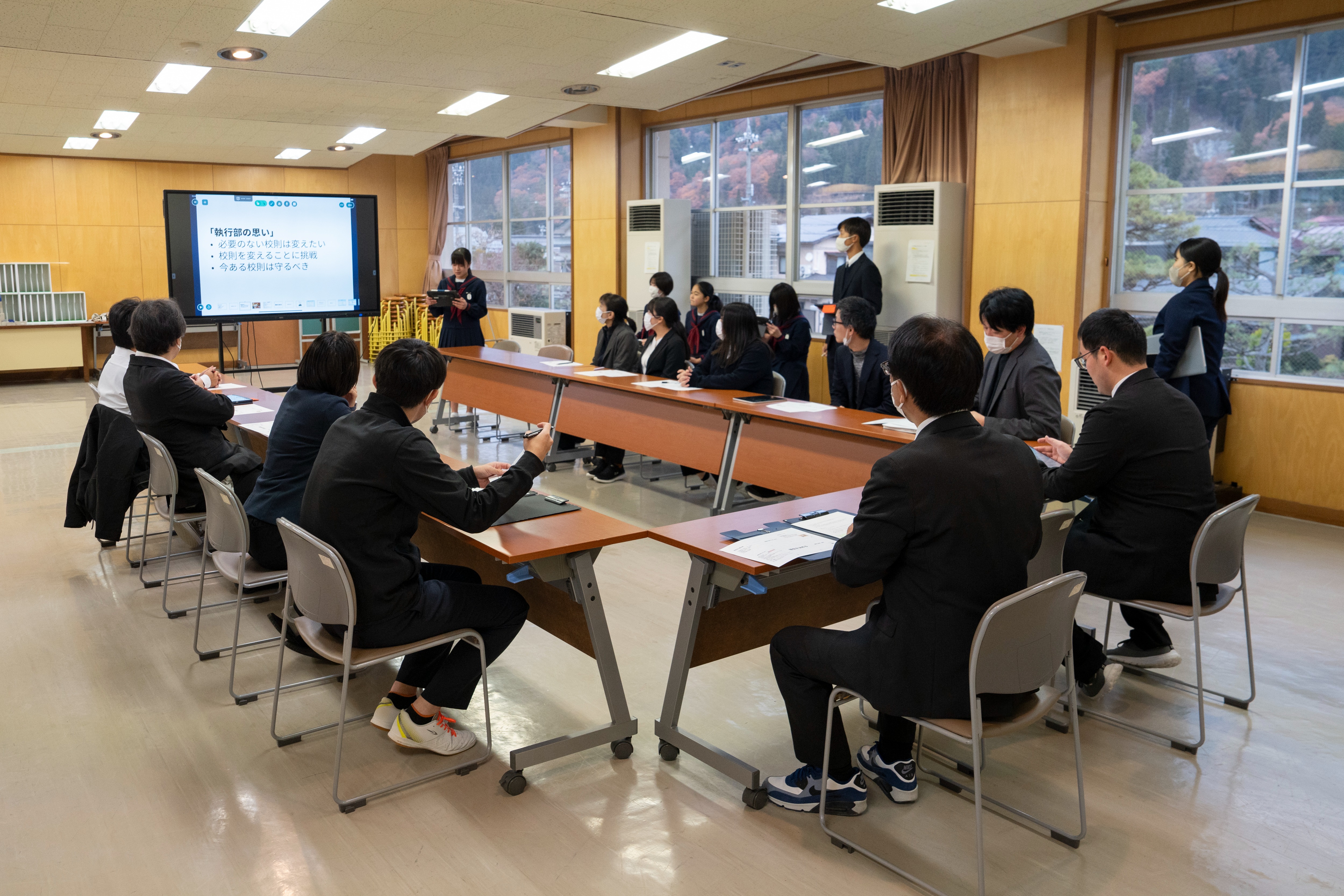 神岡中の生徒会執行部が校則の改定について教職員へ提案しました